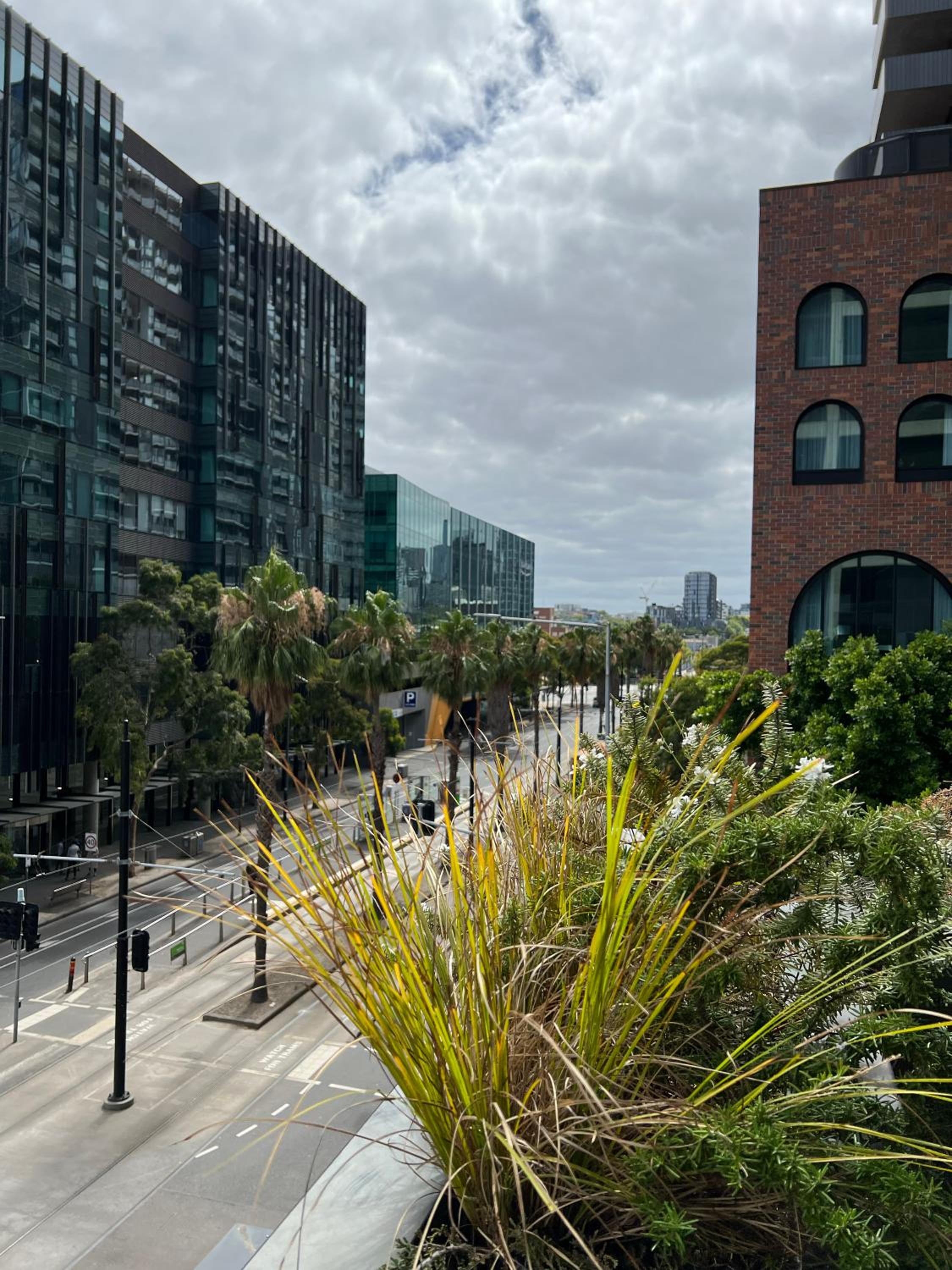 Centrally Located Modern Loft w Free Parking, Infinity Pool, Workspace