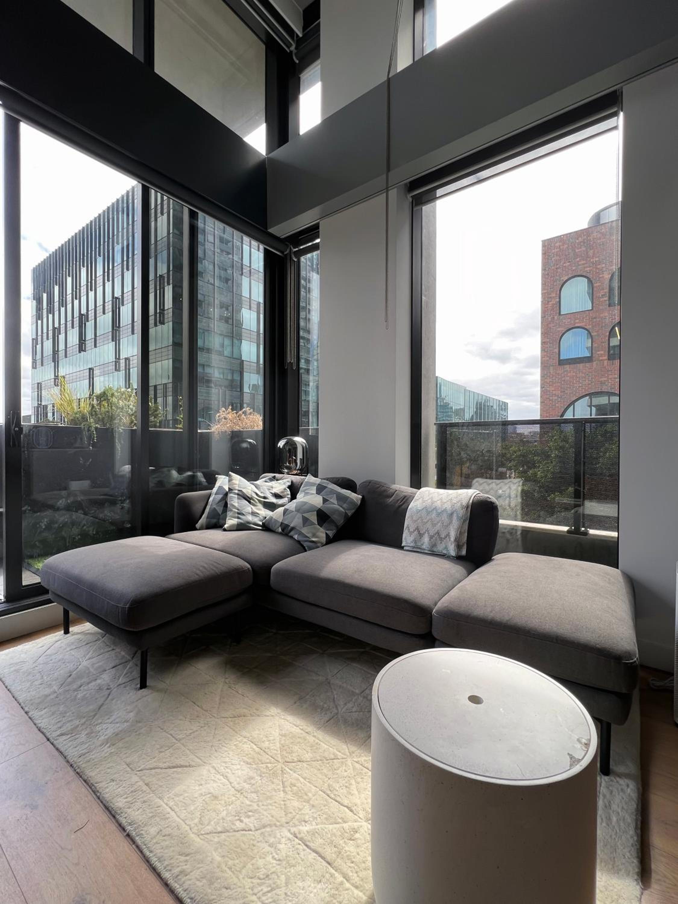 Centrally Located Modern Loft w Free Parking, Infinity Pool, Workspace