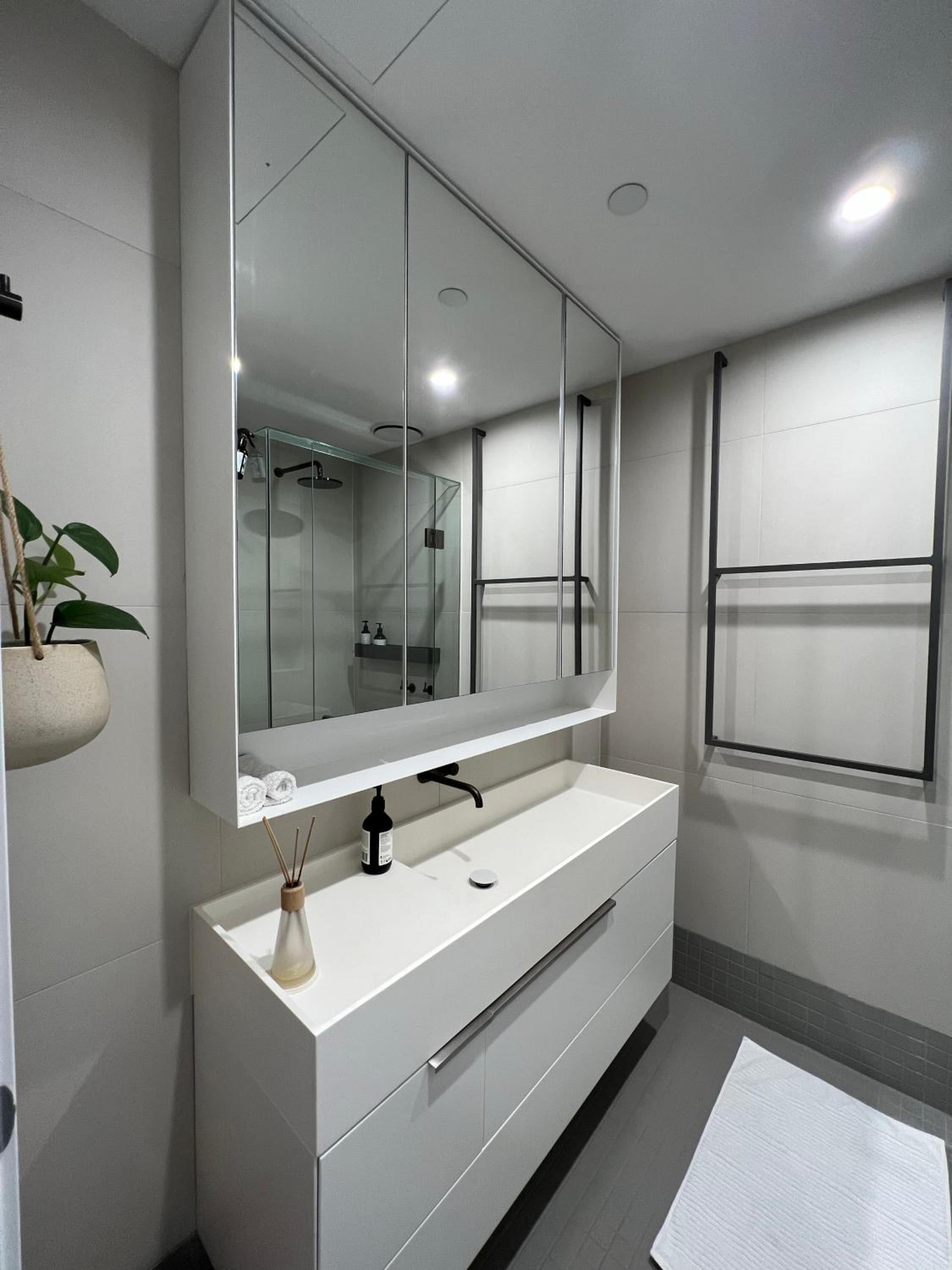 Centrally Located Modern Loft w Free Parking, Infinity Pool, Workspace