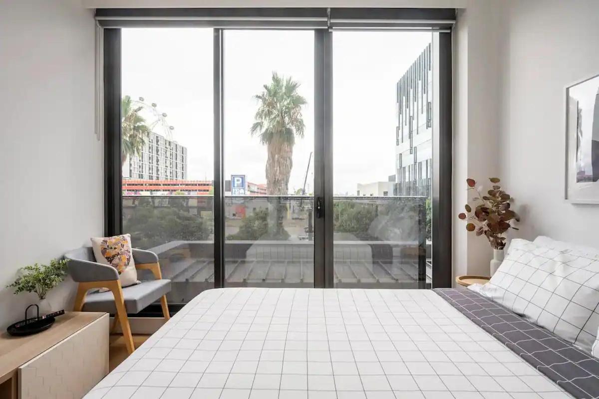 Centrally Located Modern Loft w Free Parking, Infinity Pool, Workspace