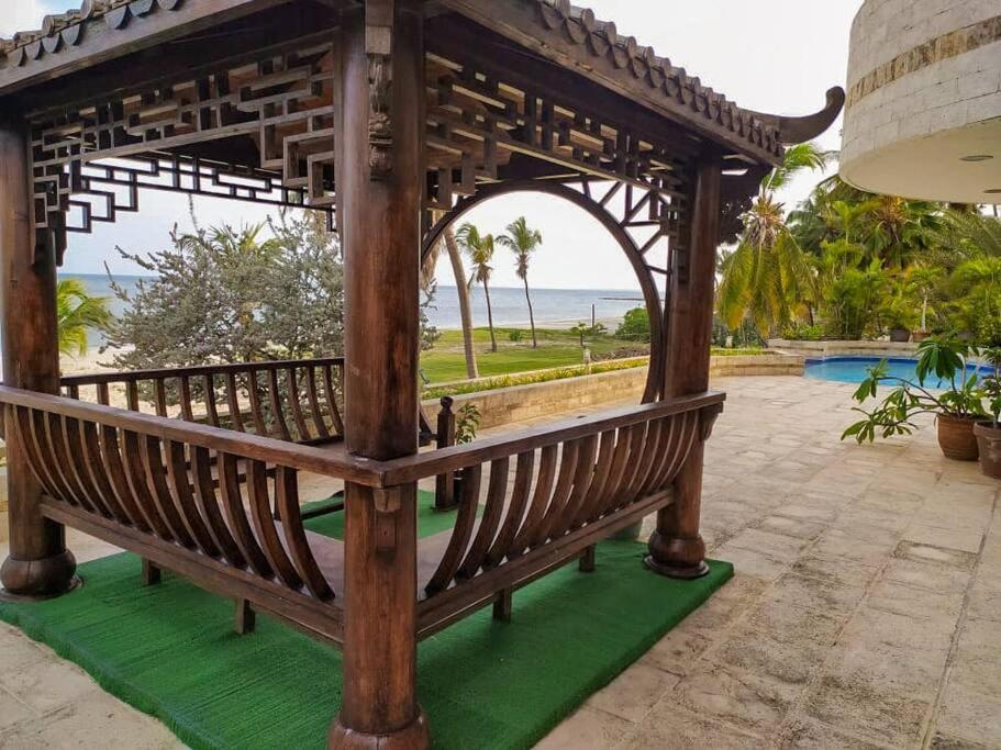 Hermoso apartamento con vista al mar y acceso directo a la playa view 3