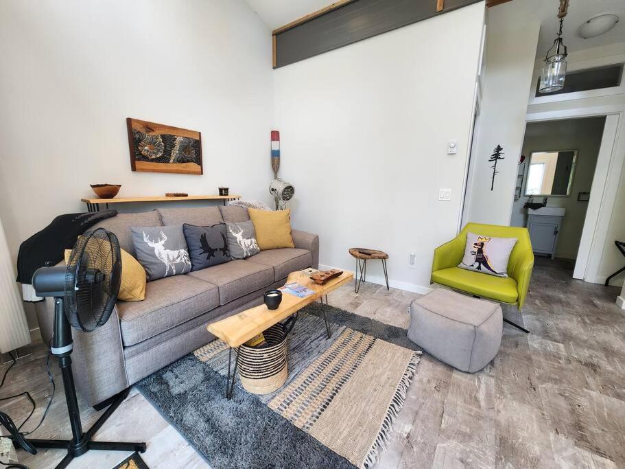 Tiny House with Hot Tub, close to golf and skiing!!