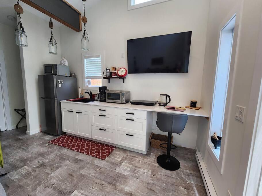 Tiny House with Hot Tub, close to golf and skiing!!