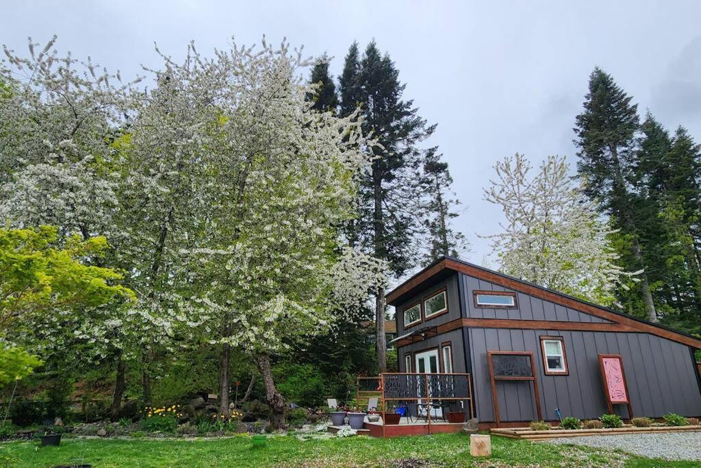 Tiny House with Hot Tub, close to golf and skiing!!