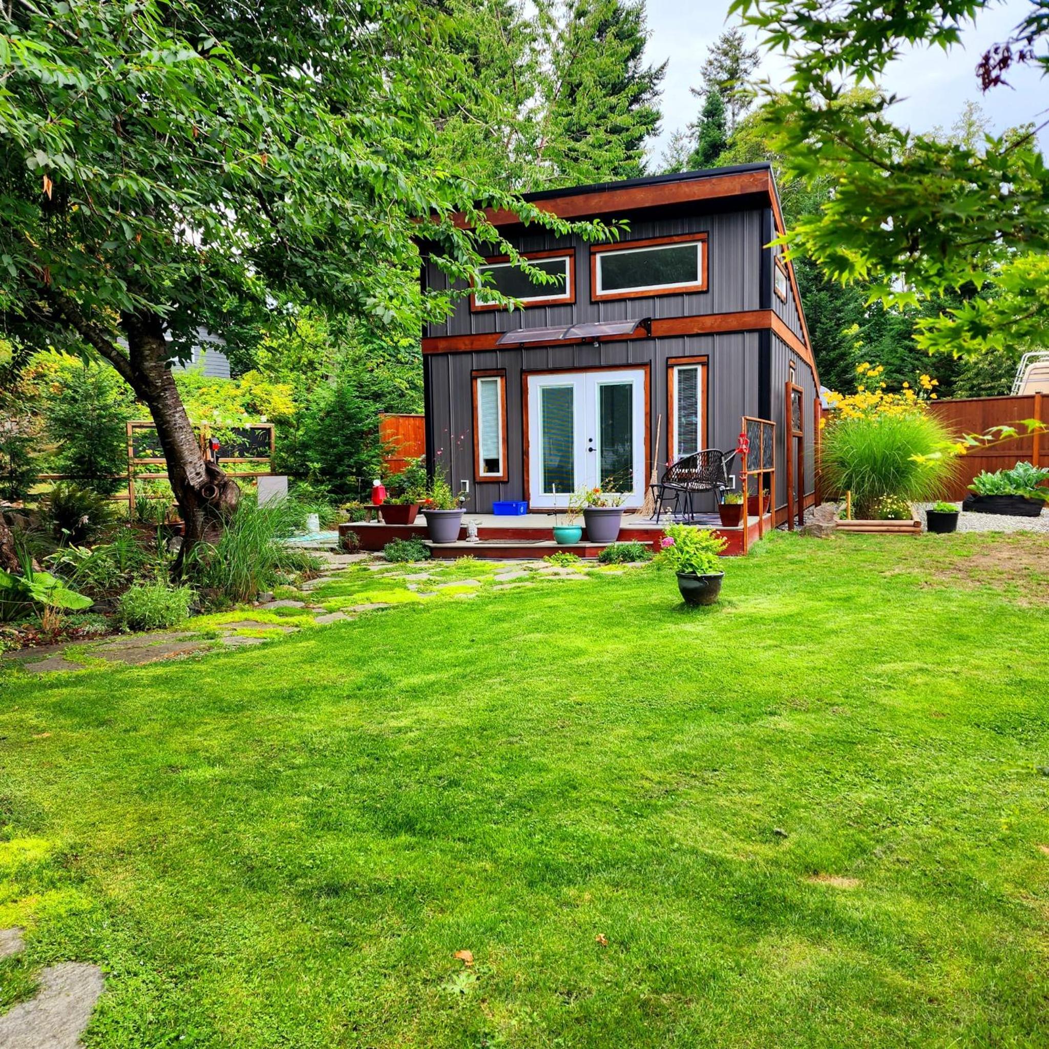 Tiny House with Hot Tub, close to golf and skiing!!