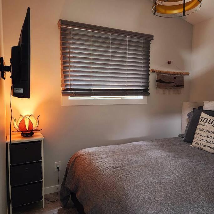 Tiny House with Hot Tub, close to golf and skiing!!
