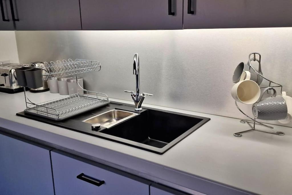 Modern 1 Bed Apartment With Secure Gated Parking view 4