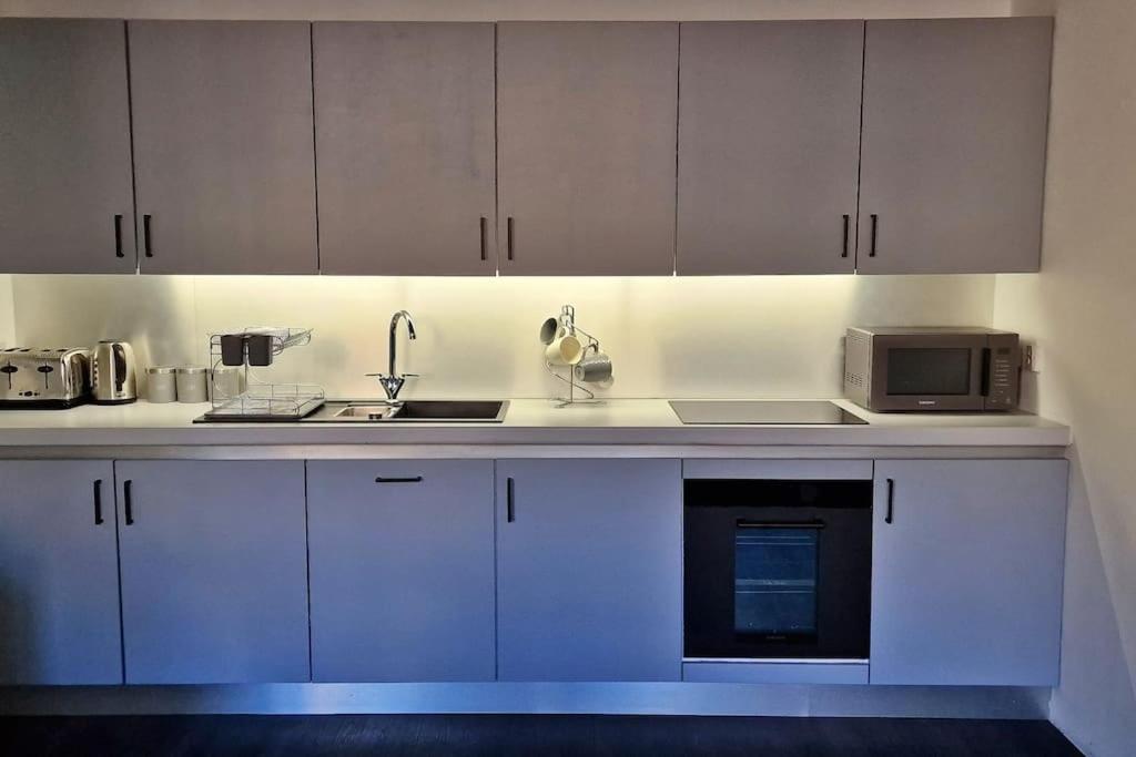 Modern 1 Bed Apartment With Secure Gated Parking view 3