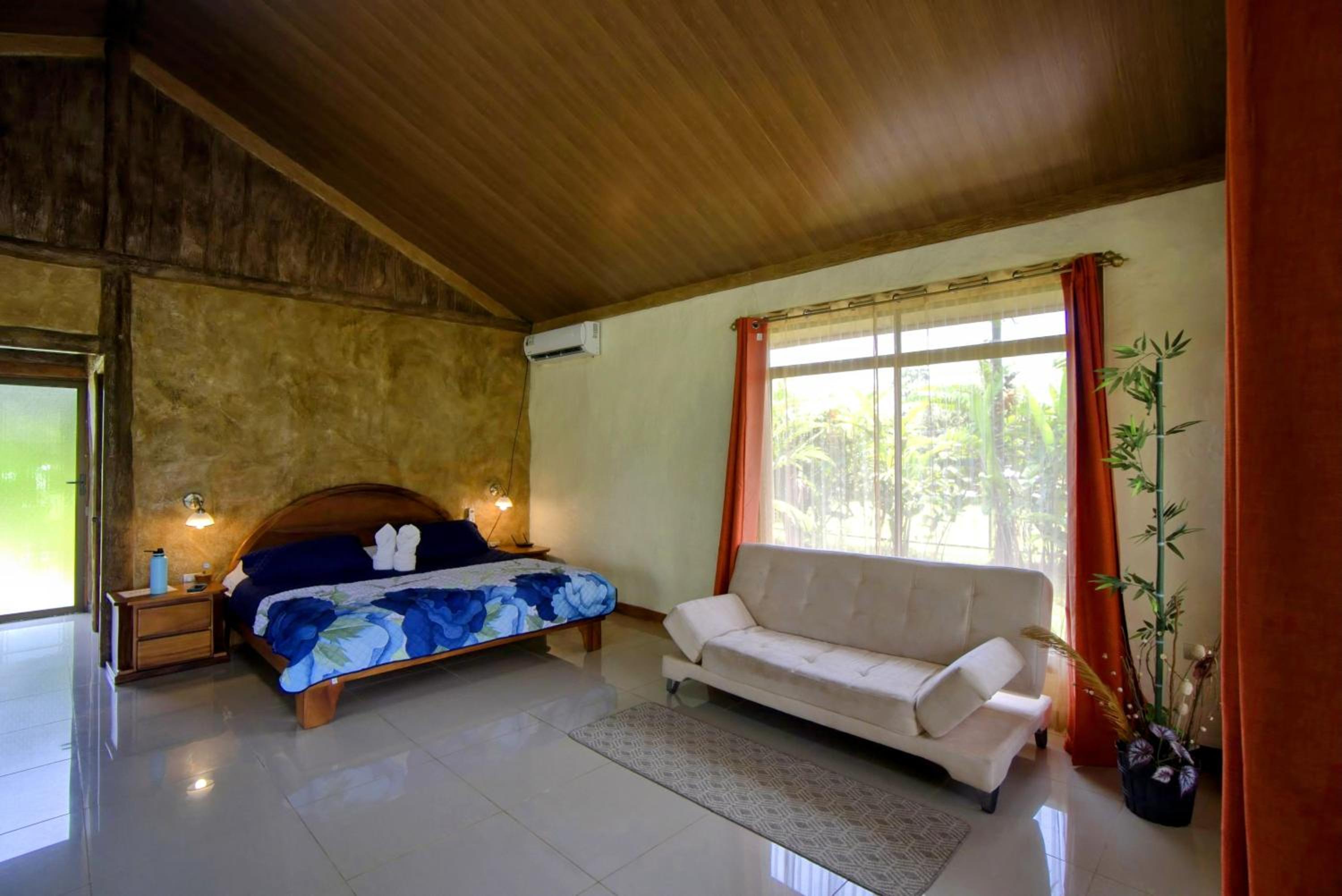 Rustic Arenal Villa+Private Jacuzzi & Volcano View