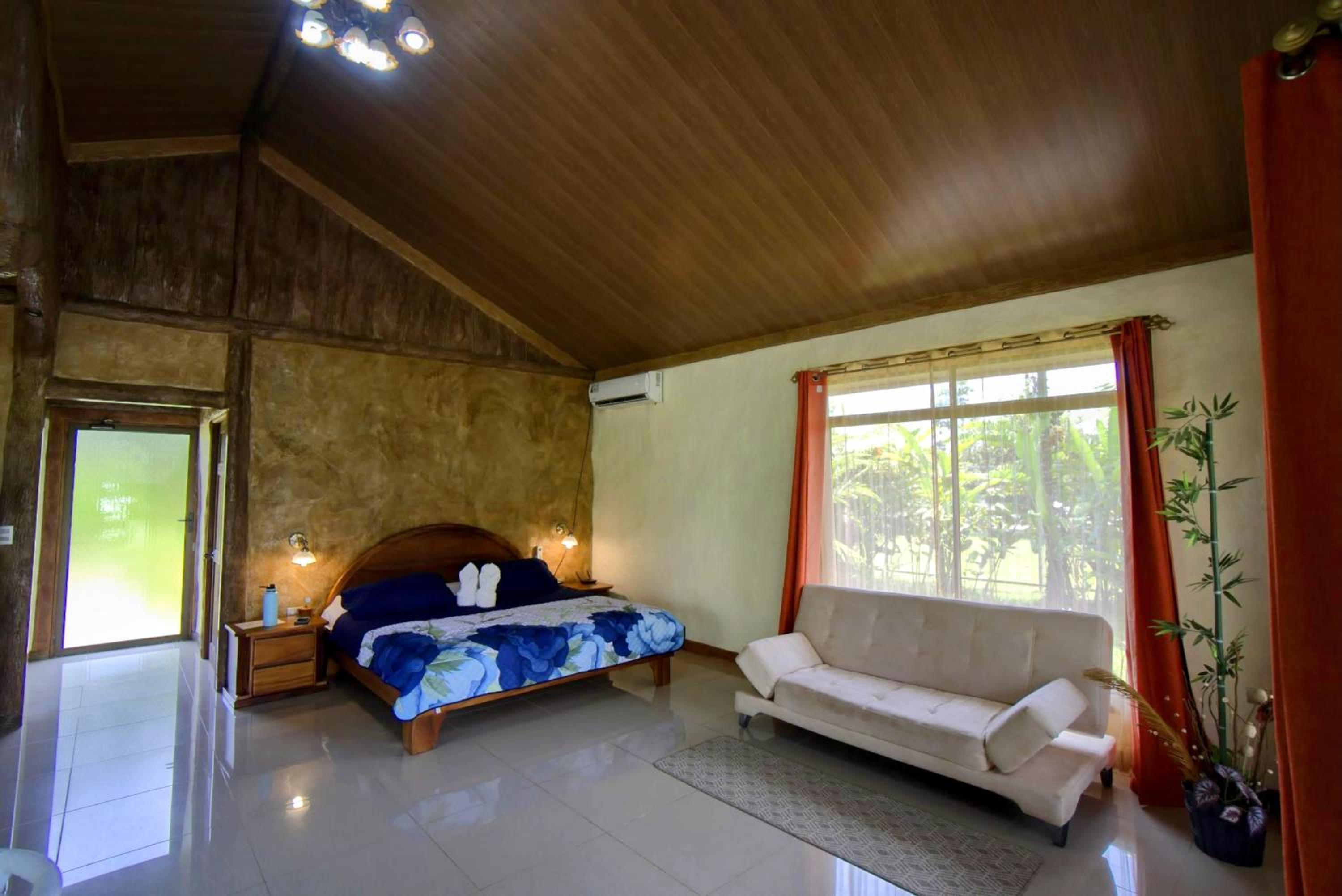 Rustic Arenal Villa+Private Jacuzzi & Volcano View
