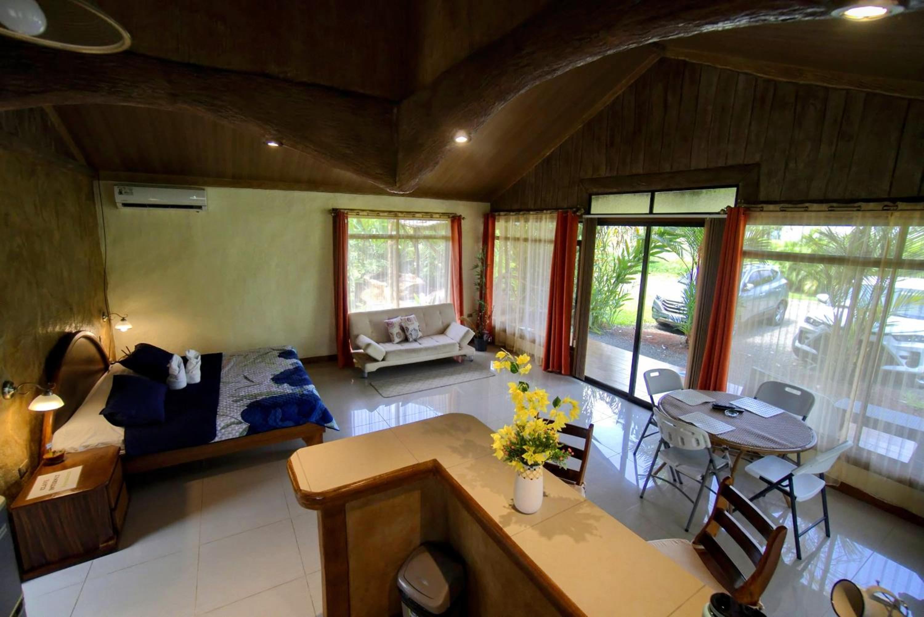Rustic Arenal Villa+Private Jacuzzi & Volcano View