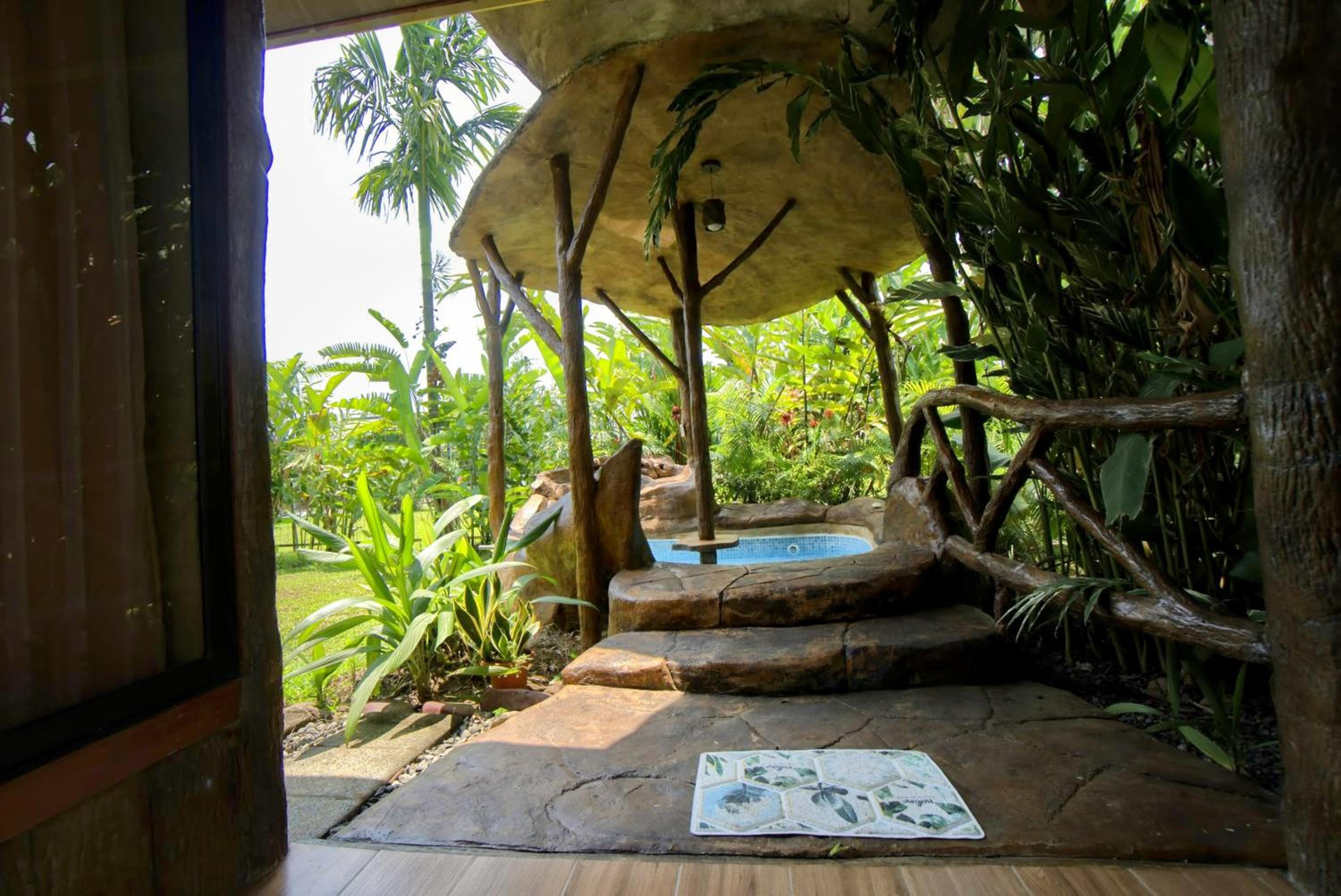 Rustic Arenal Villa+Private Jacuzzi & Volcano View
