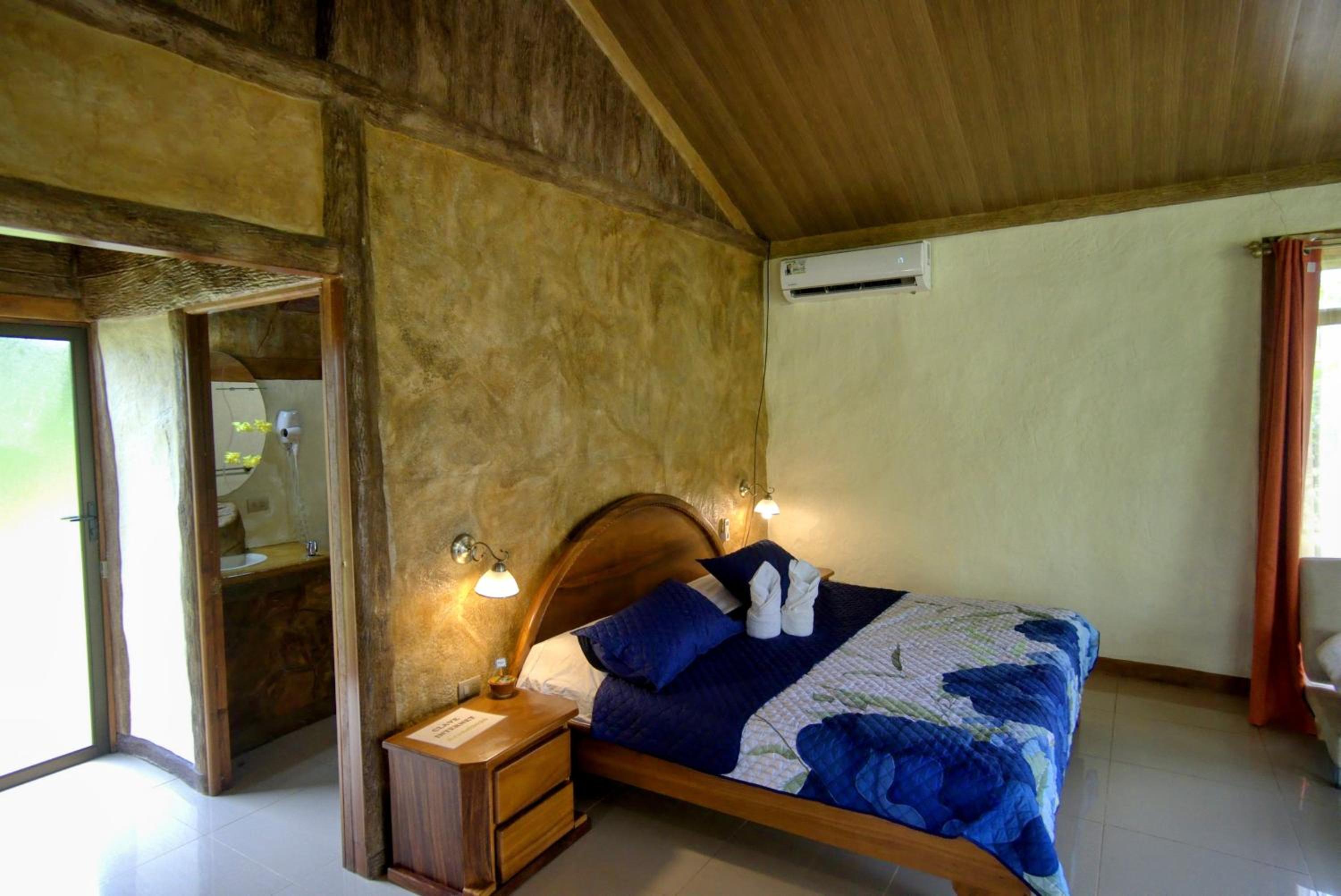 Rustic Arenal Villa+Private Jacuzzi & Volcano View