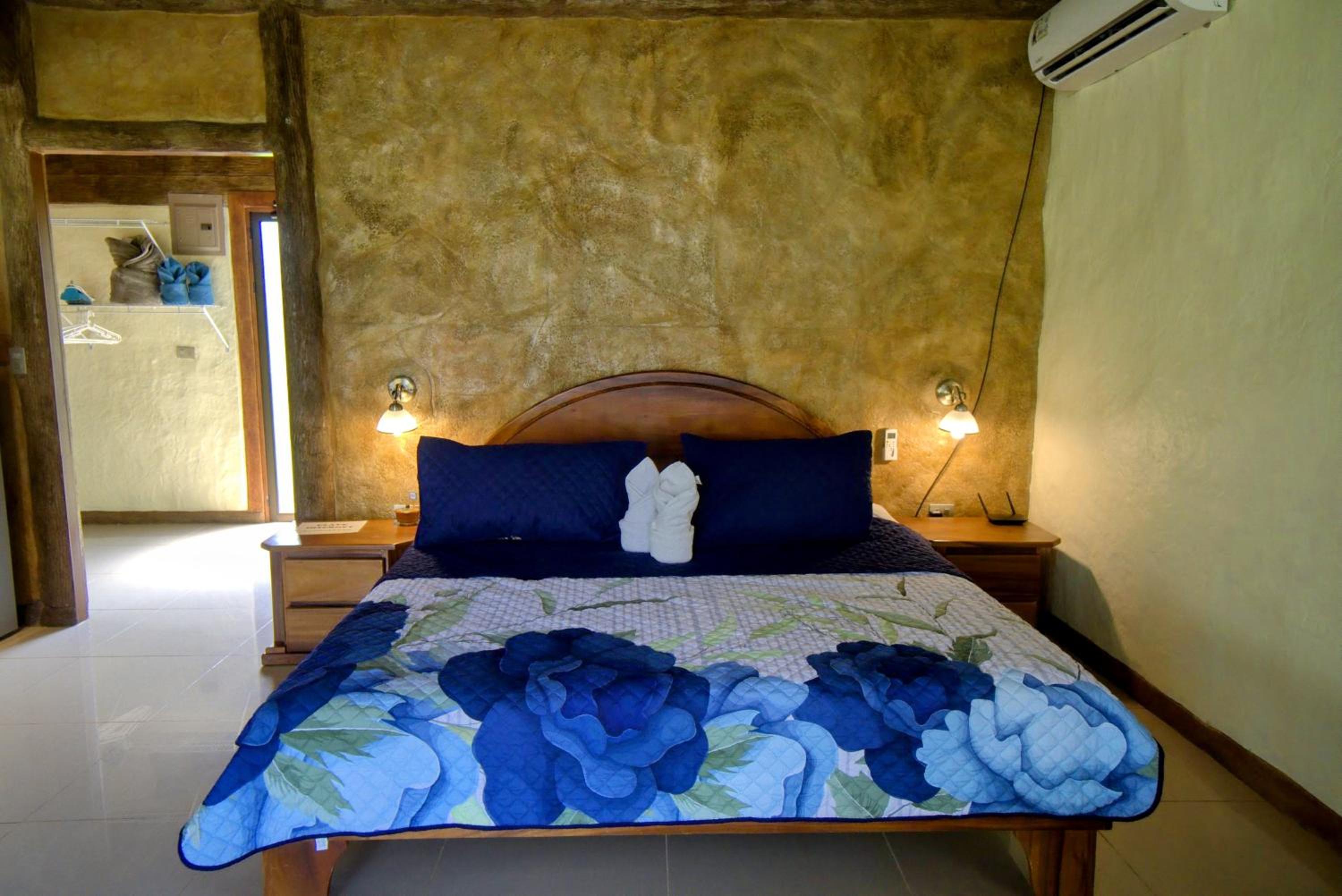 Rustic Arenal Villa+Private Jacuzzi & Volcano View