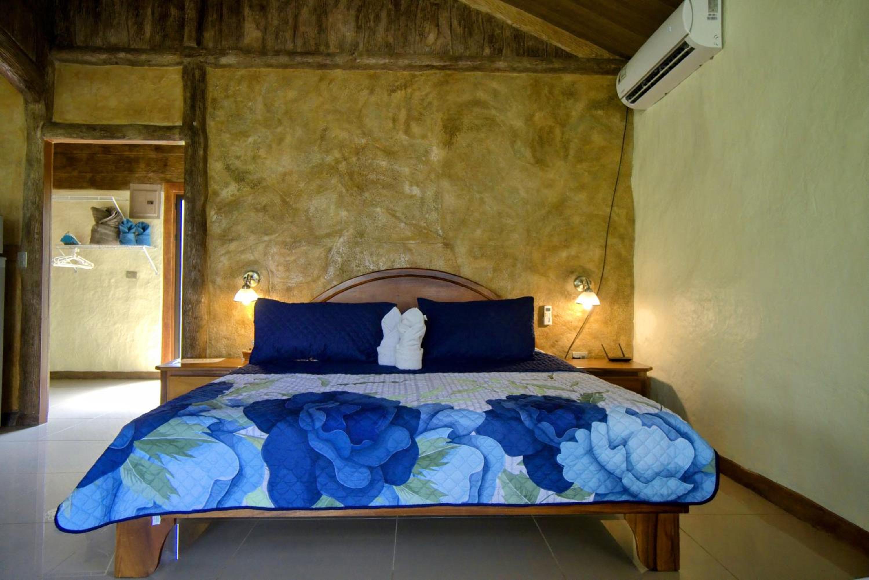 Rustic Arenal Villa+Private Jacuzzi & Volcano View