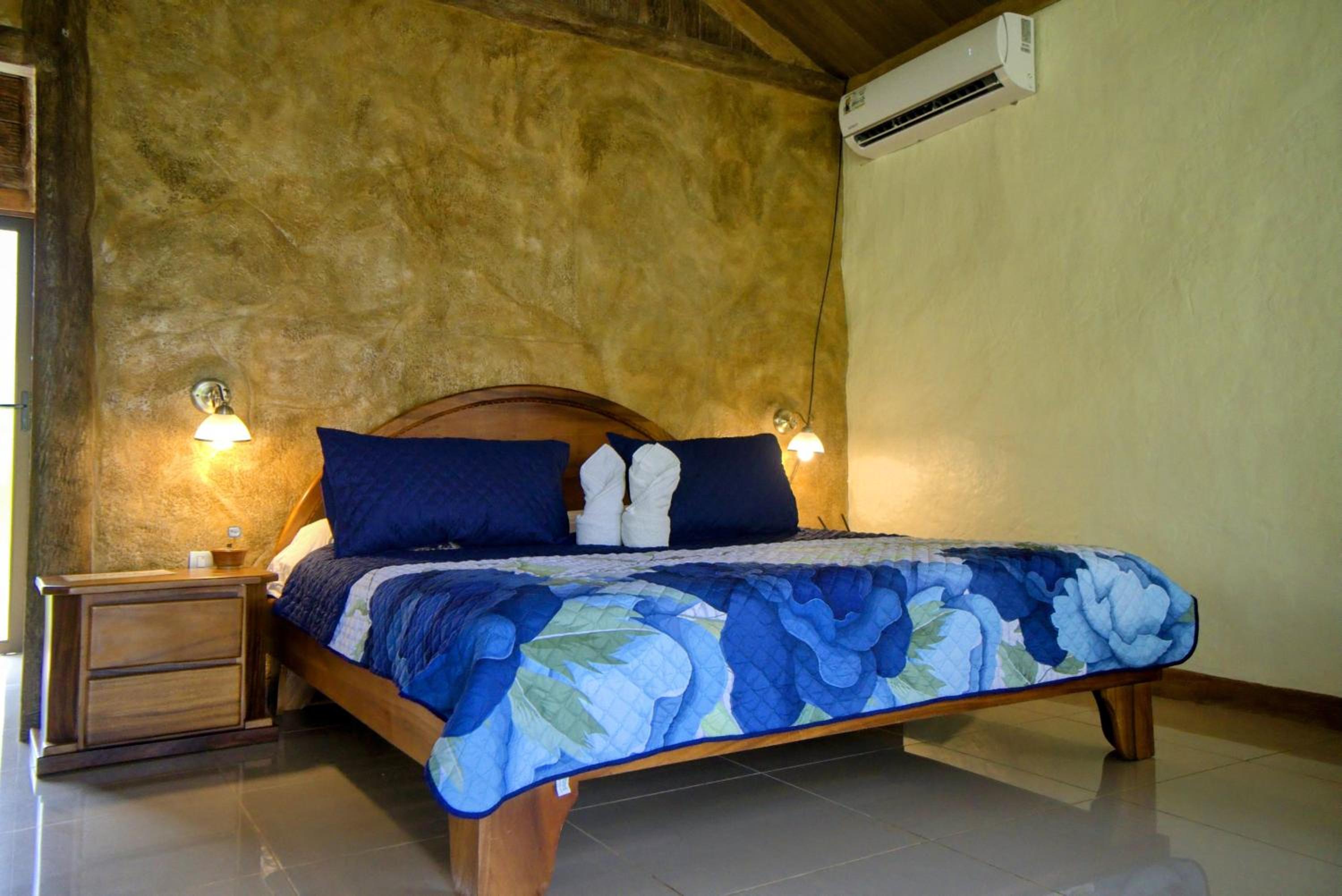 Rustic Arenal Villa+Private Jacuzzi & Volcano View