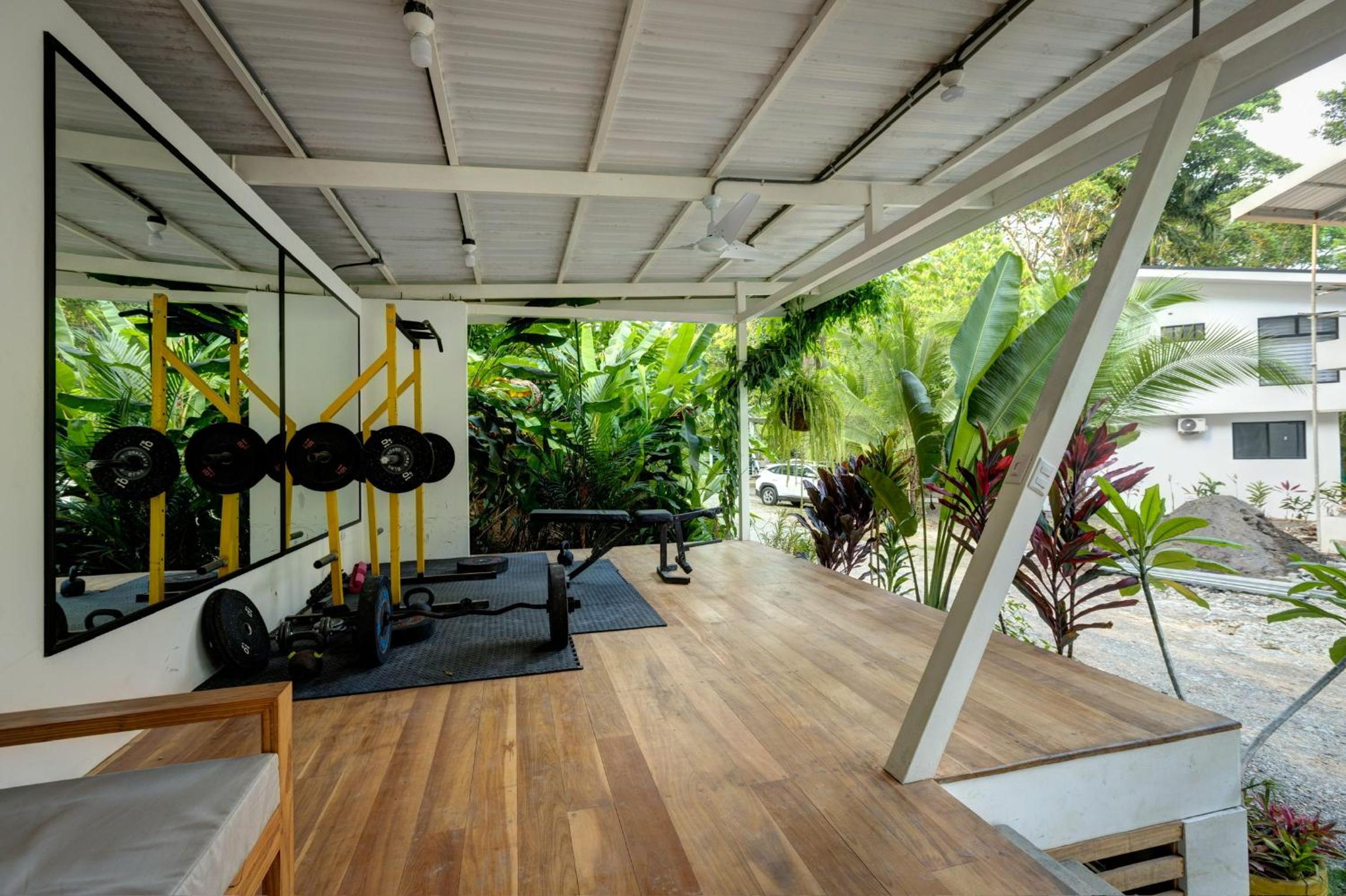 Casa Toucan 2 bedroom 2 bath includes AC in house a shared gym and infinity pool and 5 min walk to the beach