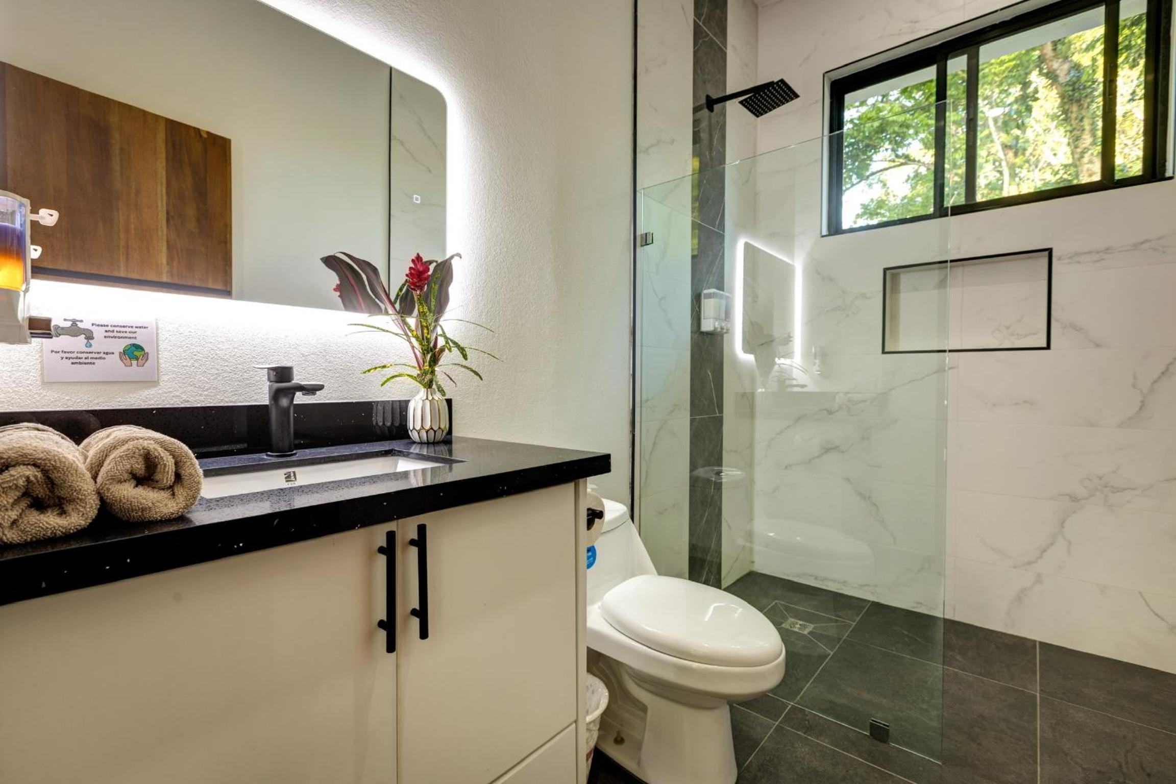 Casa Toucan 2 bedroom 2 bath includes AC in house a shared gym and infinity pool and 5 min walk to the beach