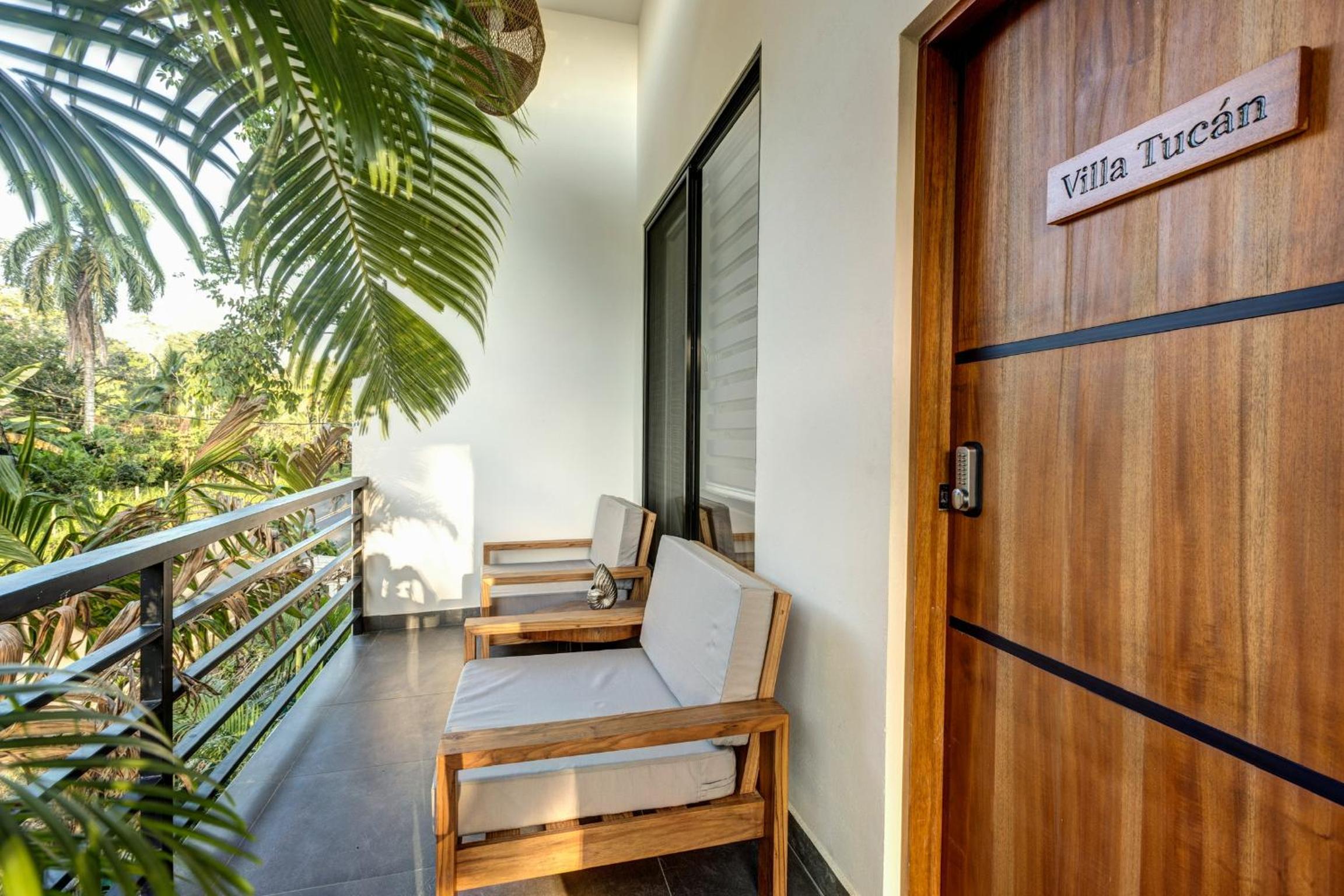 Casa Toucan 2 bedroom 2 bath includes AC in house a shared gym and infinity pool and 5 min walk to the beach
