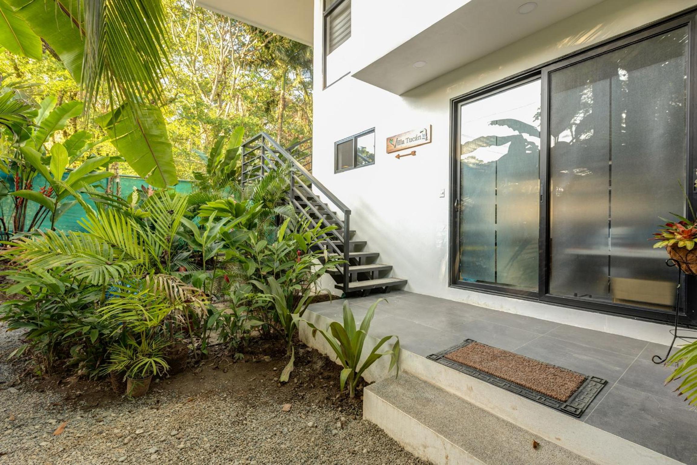 Casa Toucan 2 bedroom 2 bath includes AC in house a shared gym and infinity pool and 5 min walk to the beach