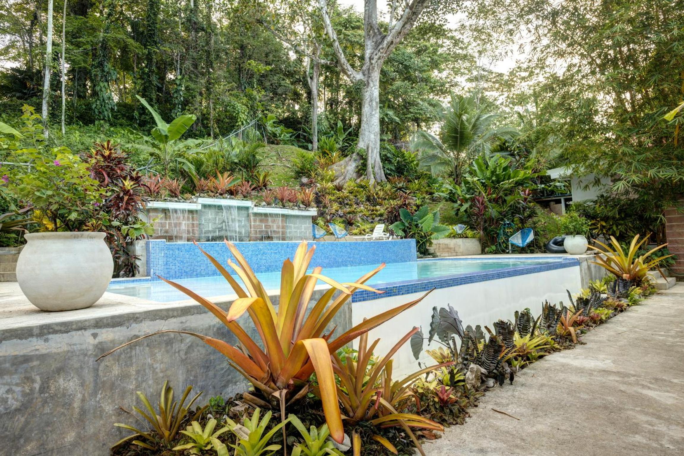 Casa Toucan 2 bedroom 2 bath includes AC in house a shared gym and infinity pool and 5 min walk to the beach