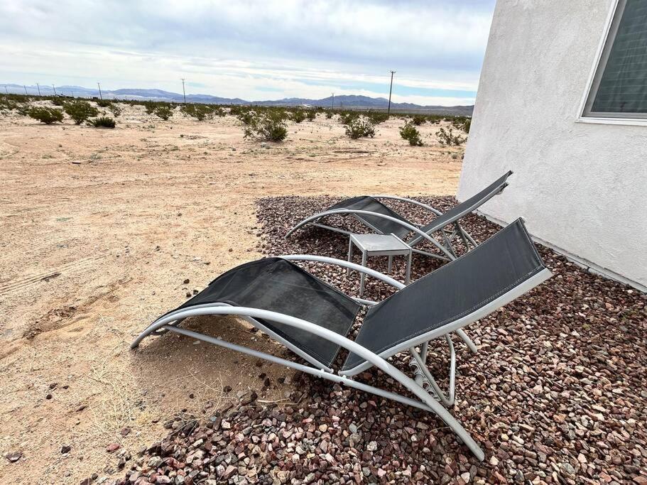 Serene Modern Home Backdoor with great WiFi, games, movies, patio seating and bbq Easy Access to North Joshua Tree National Park in 10 minutes