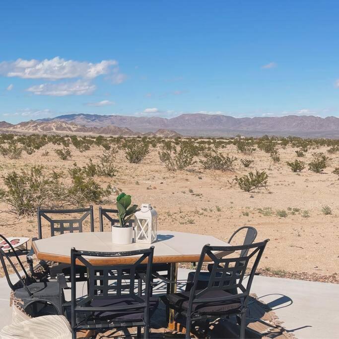Serene Modern Home Backdoor with great WiFi, games, movies, patio seating and bbq Easy Access to North Joshua Tree National Park in 10 minutes