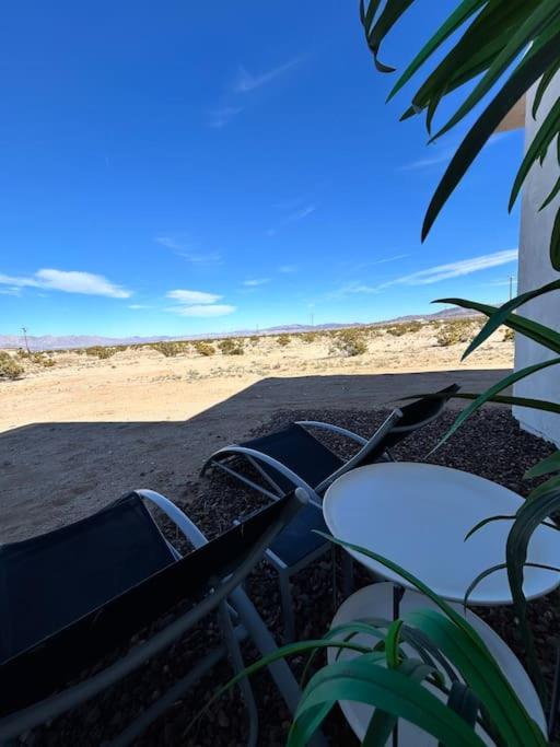 Serene Modern Home Backdoor with great WiFi, games, movies, patio seating and bbq Easy Access to North Joshua Tree National Park in 10 minutes