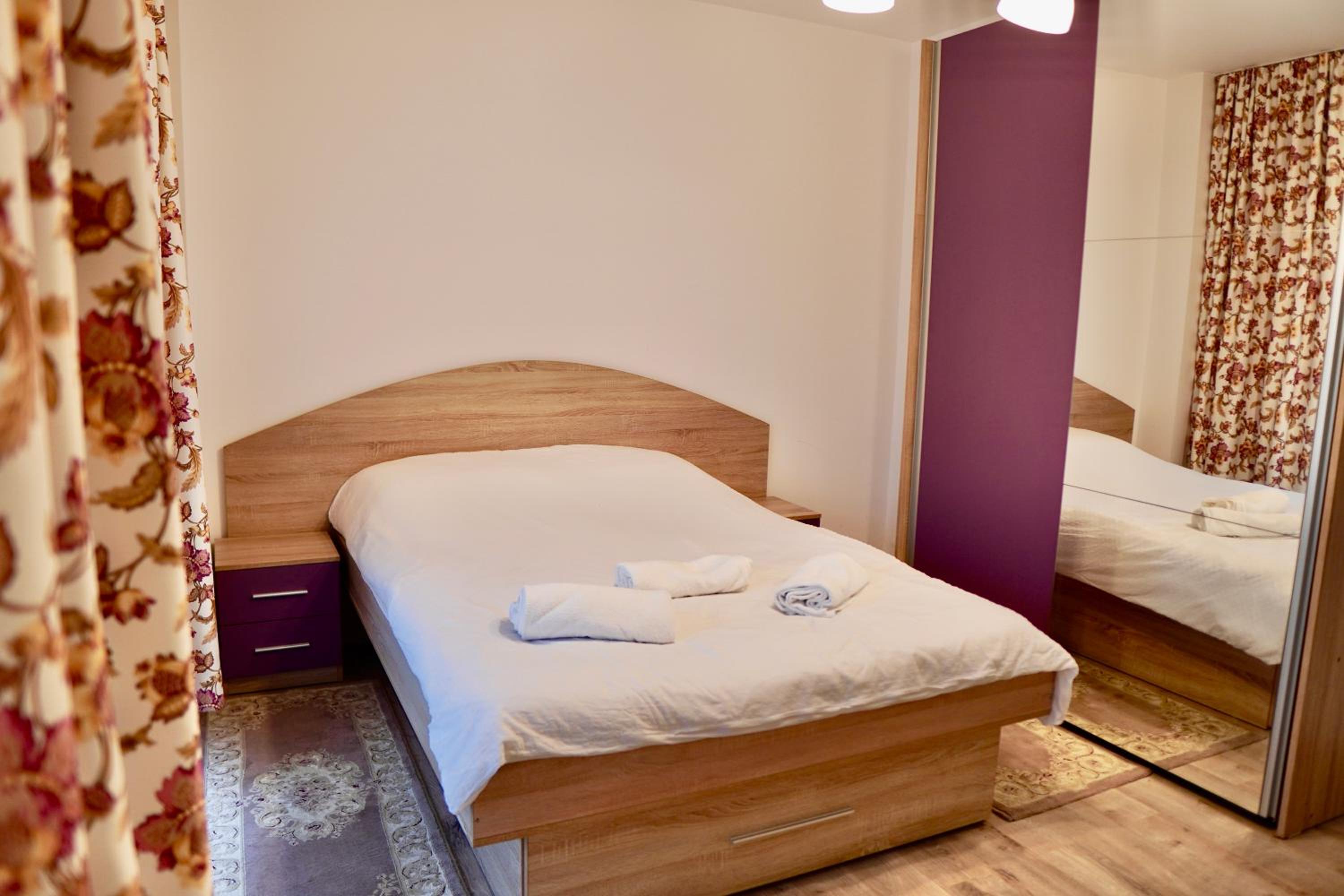 CORESI MALL Large 2 camere, sleeps 6 view 4