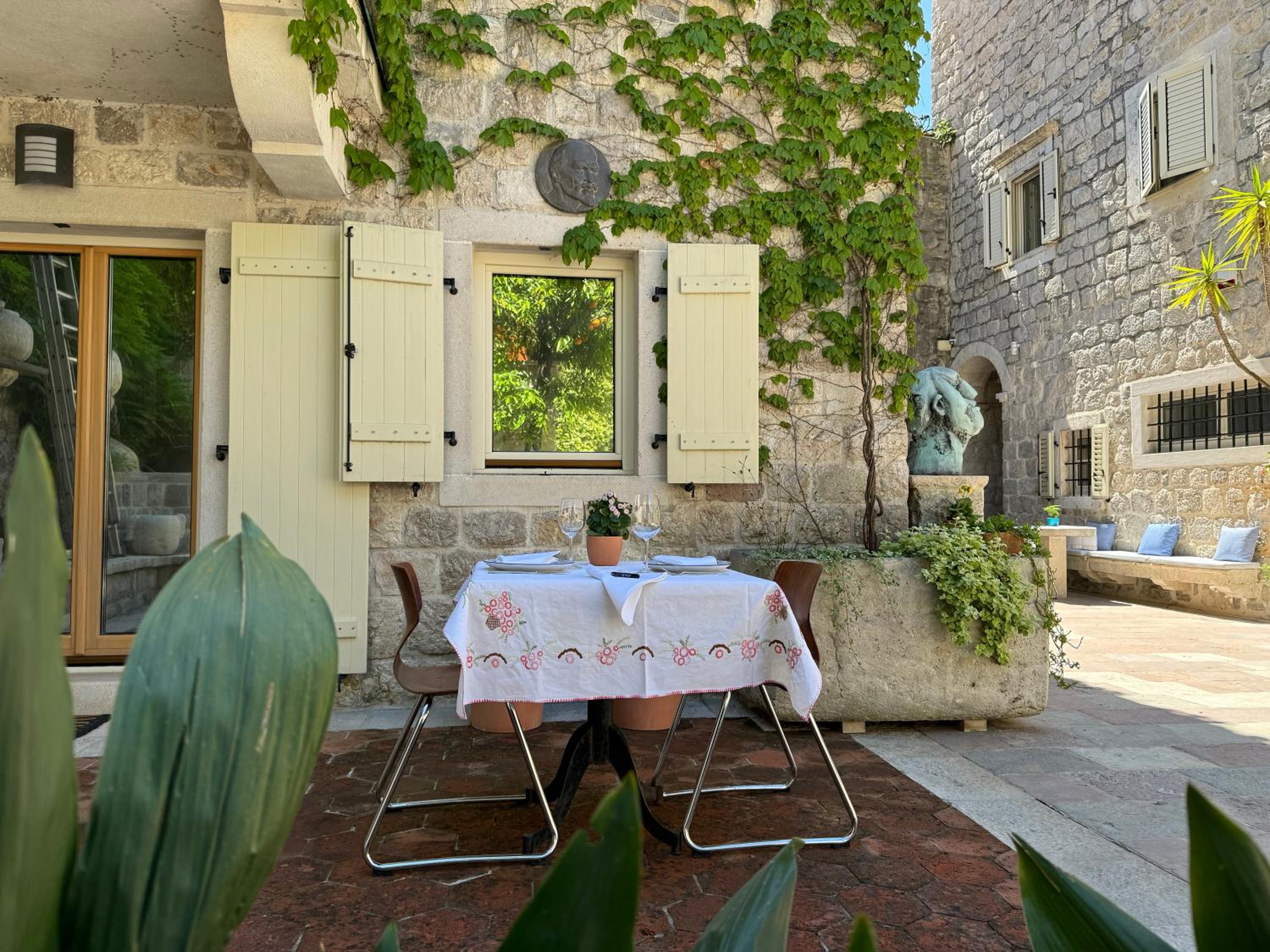 Olea Apartments in a Historic 17th Century Palace Perast view 5