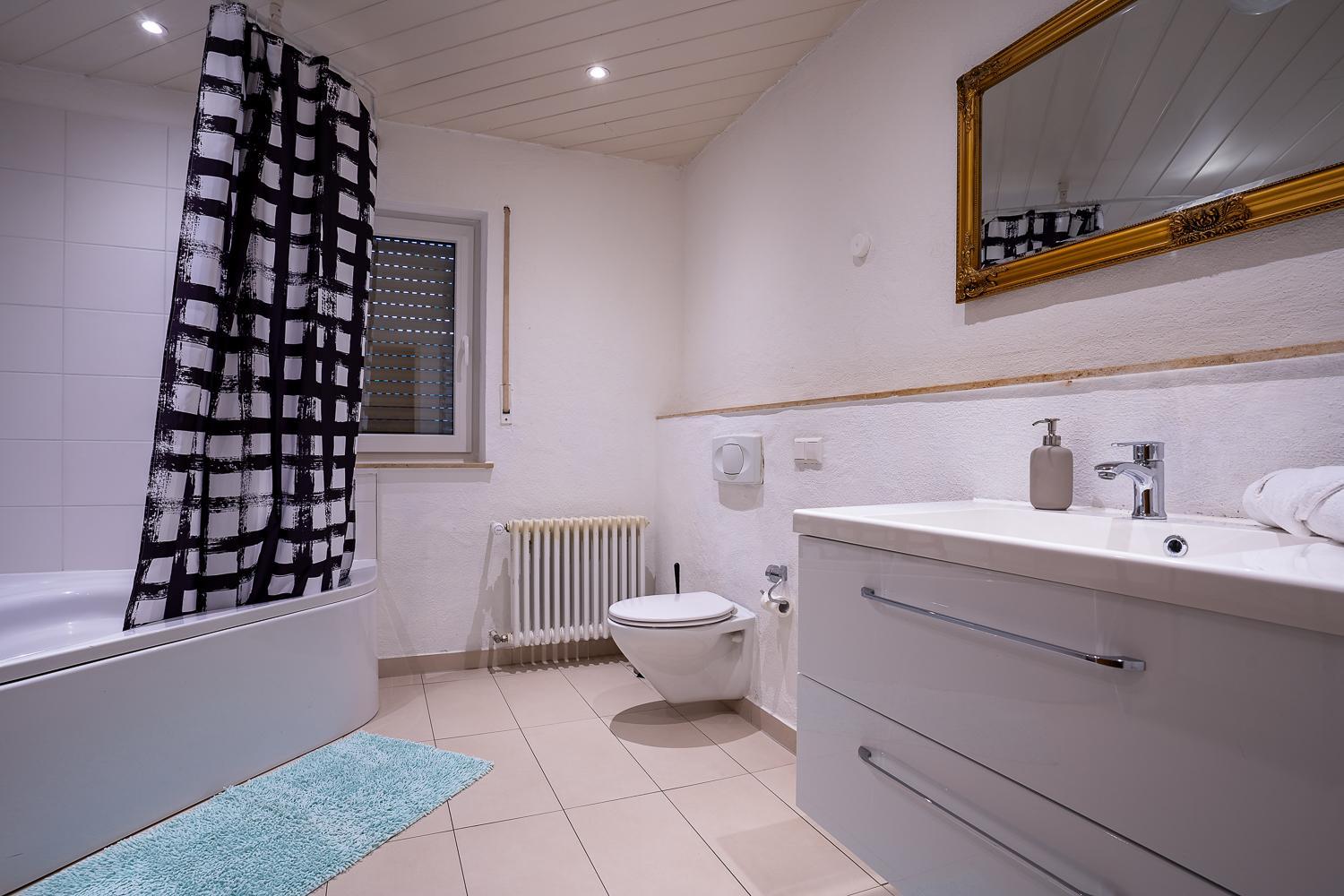 EPA Apartment - España style en Rust — bathroom