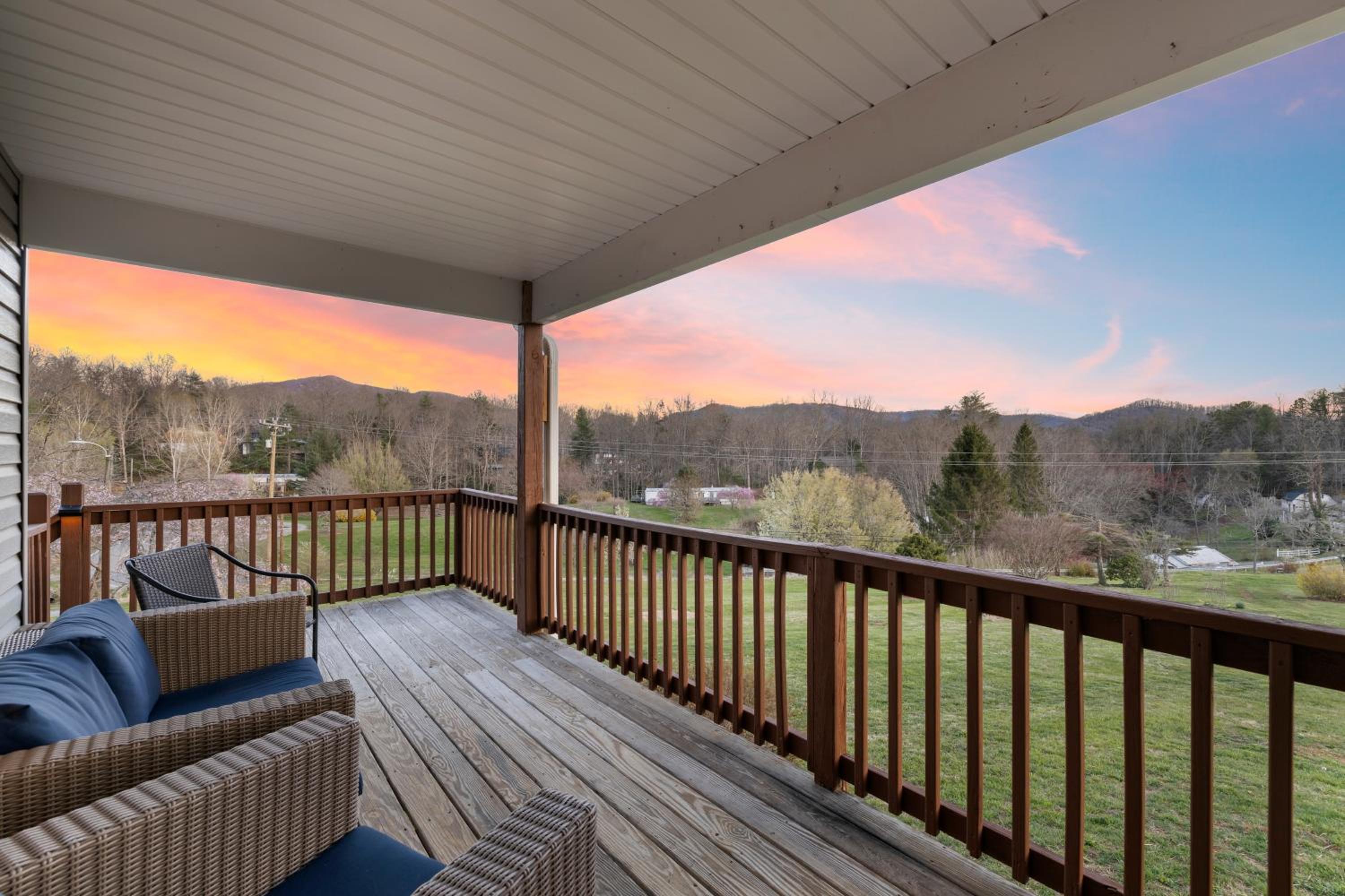 Little Pisgah Sunrise by AvantStay Mountain View