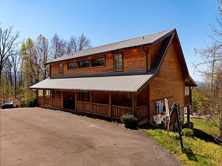 Cherokee - Lodge w - MtnViews- June Deals-HotTub-Fire Pit-GameRm view 2