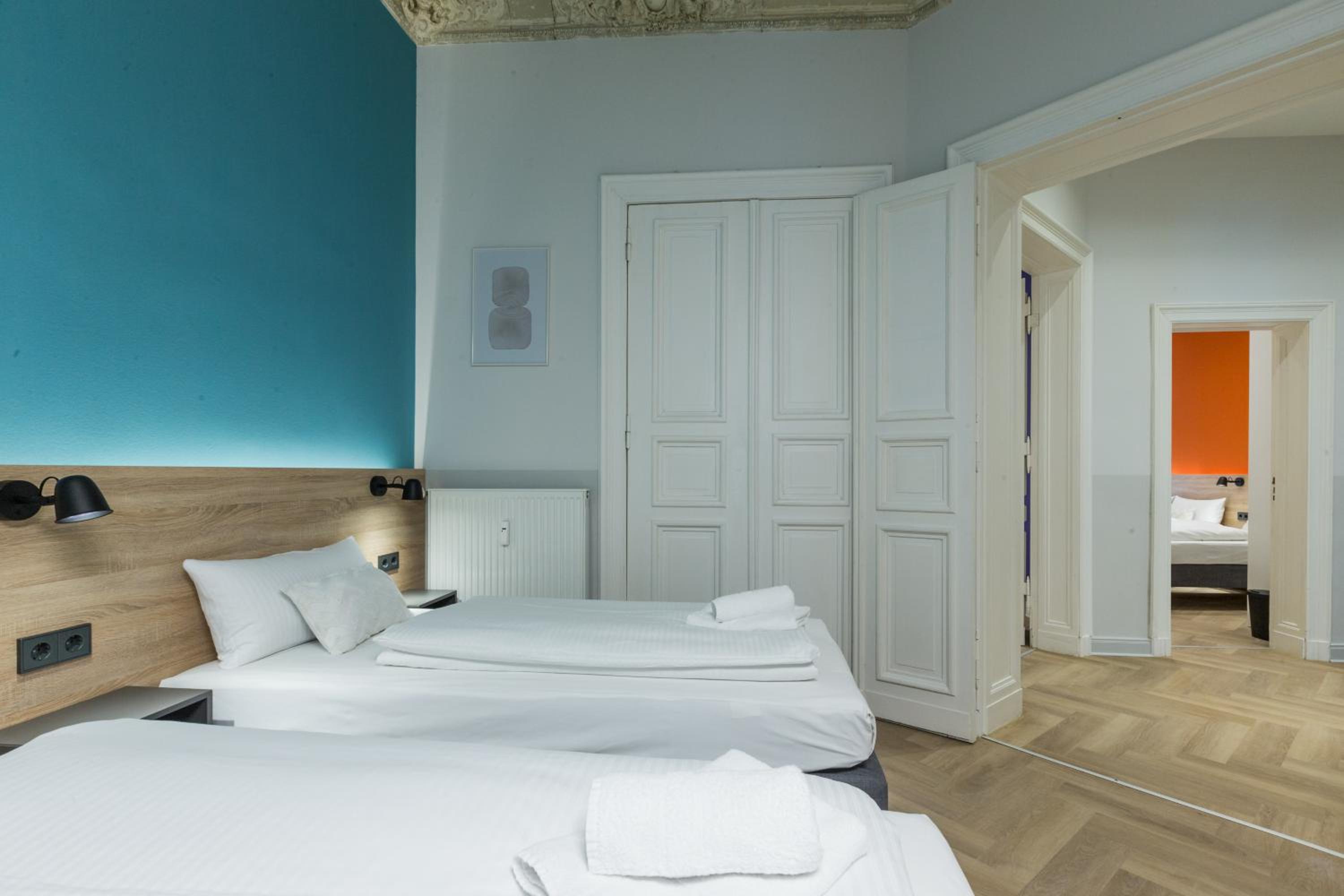 Dilo Apartments 150 sqm Modern Historic Apartments for 12 Guests