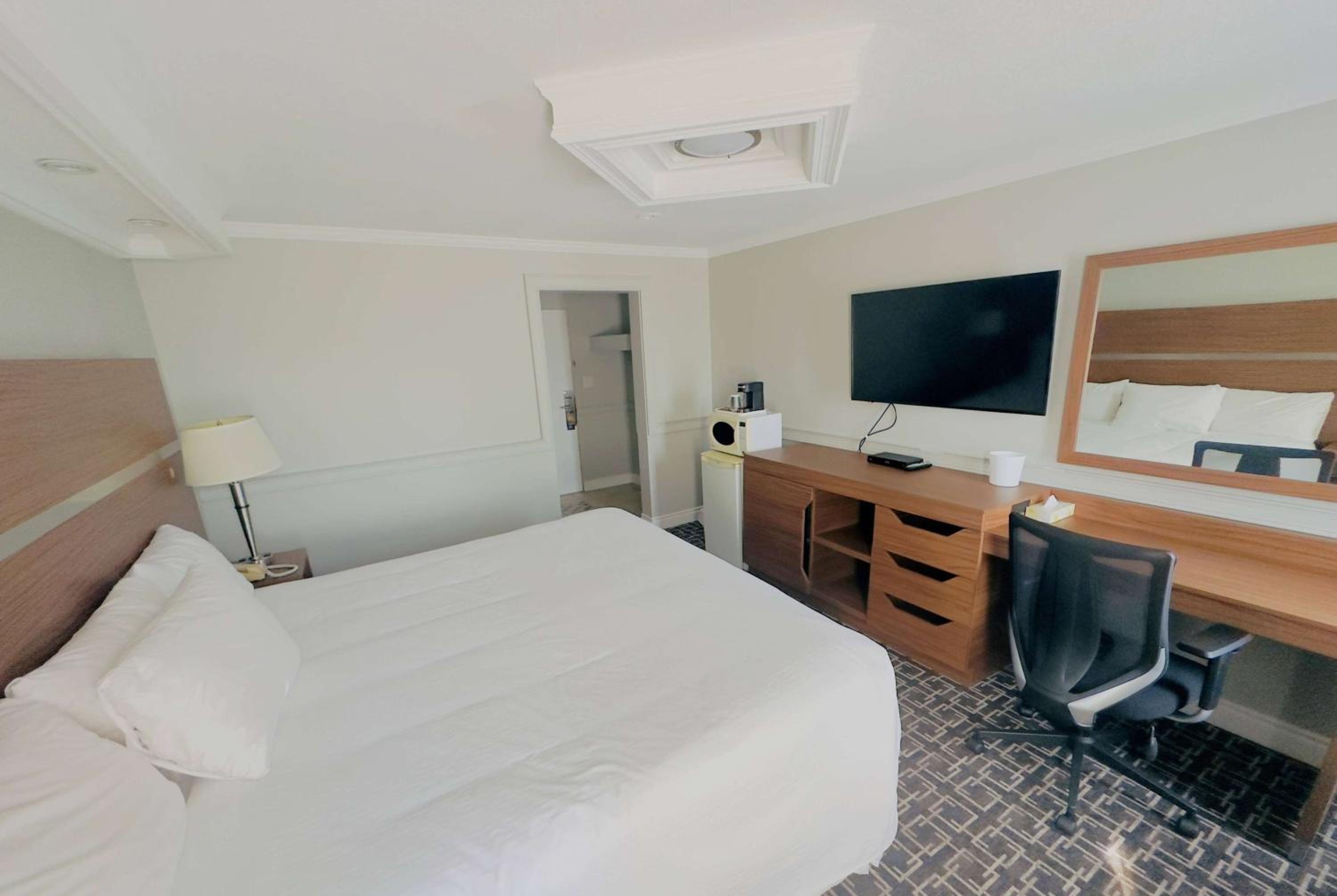 Edson Vacations - Baymont by Wyndham Edson - Property Image 1
