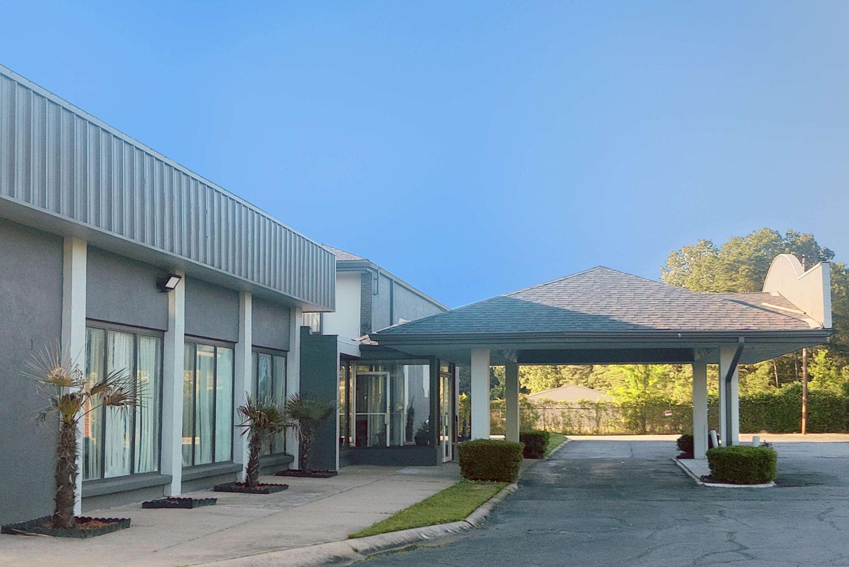 Hotel Express Inn and Suites - Image 1