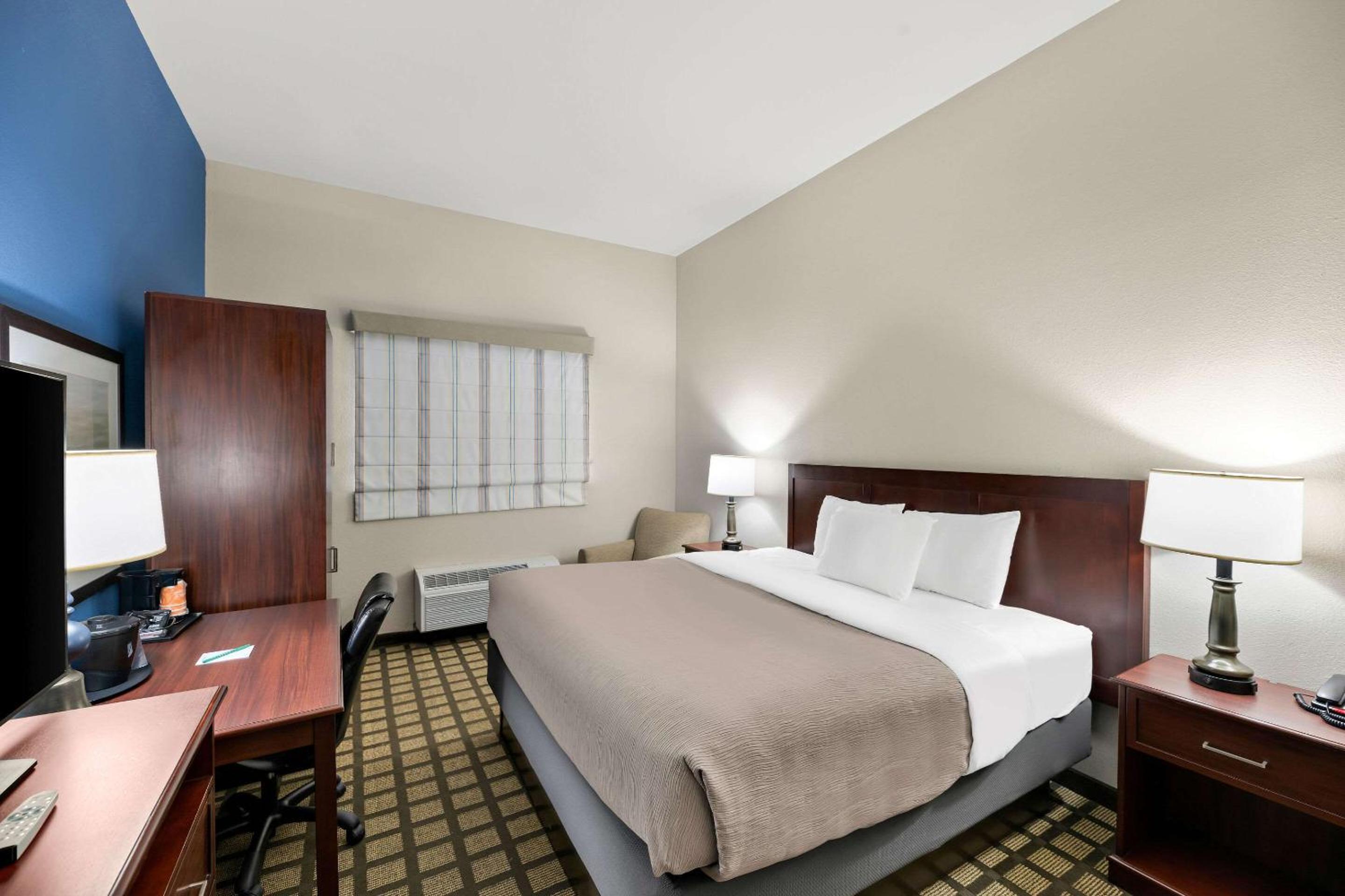 Big Spring Vacations - Quality Inn  Suites - Property Image 2