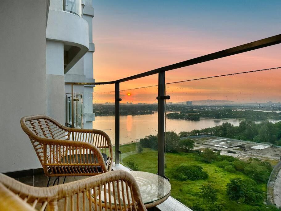 Seaview Sunset 3BR Suite InsStyle DangaBay NearCIQ