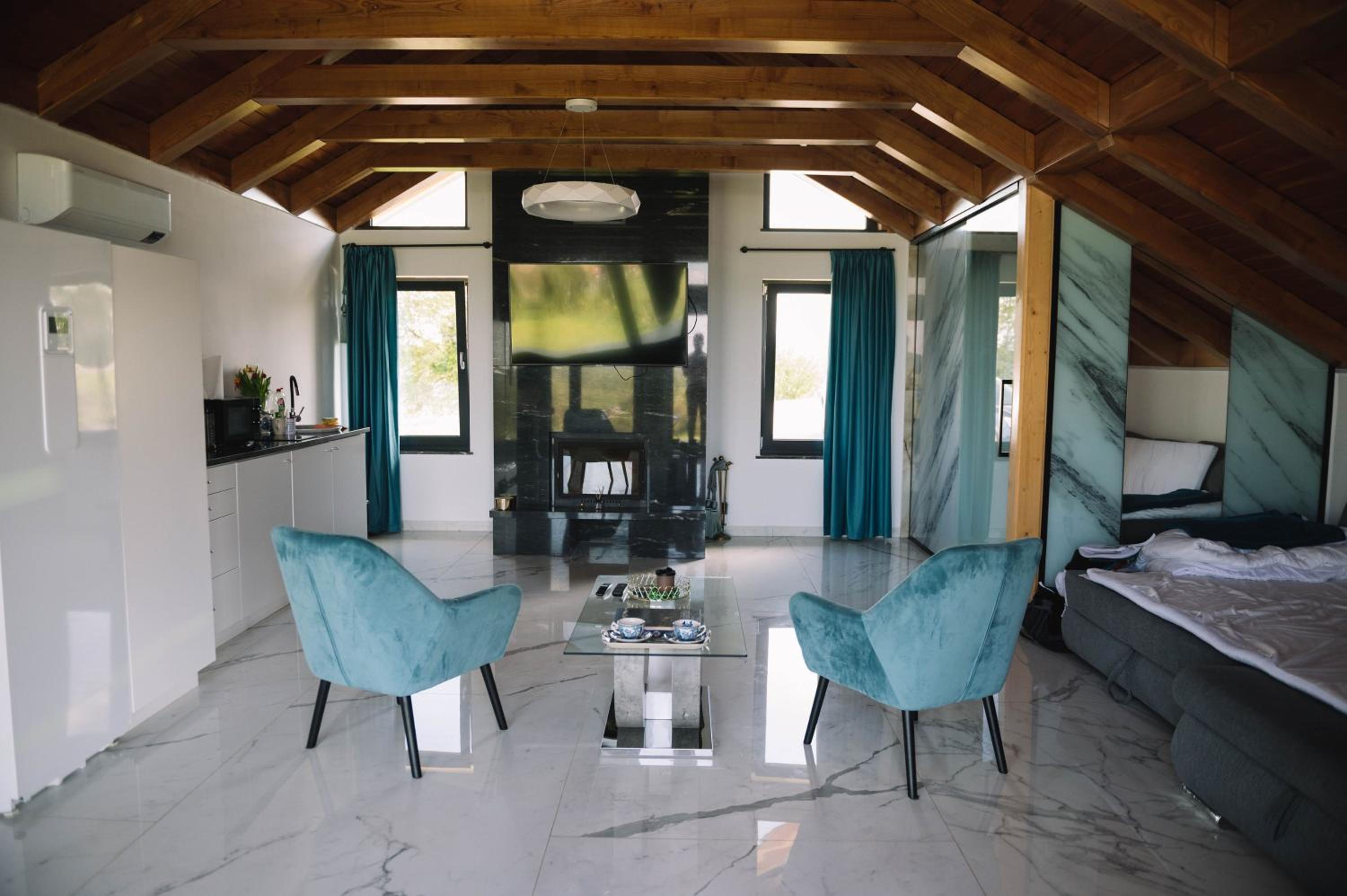 Casa moderna in Sinteu - intersectia intre modern si linistea naturii