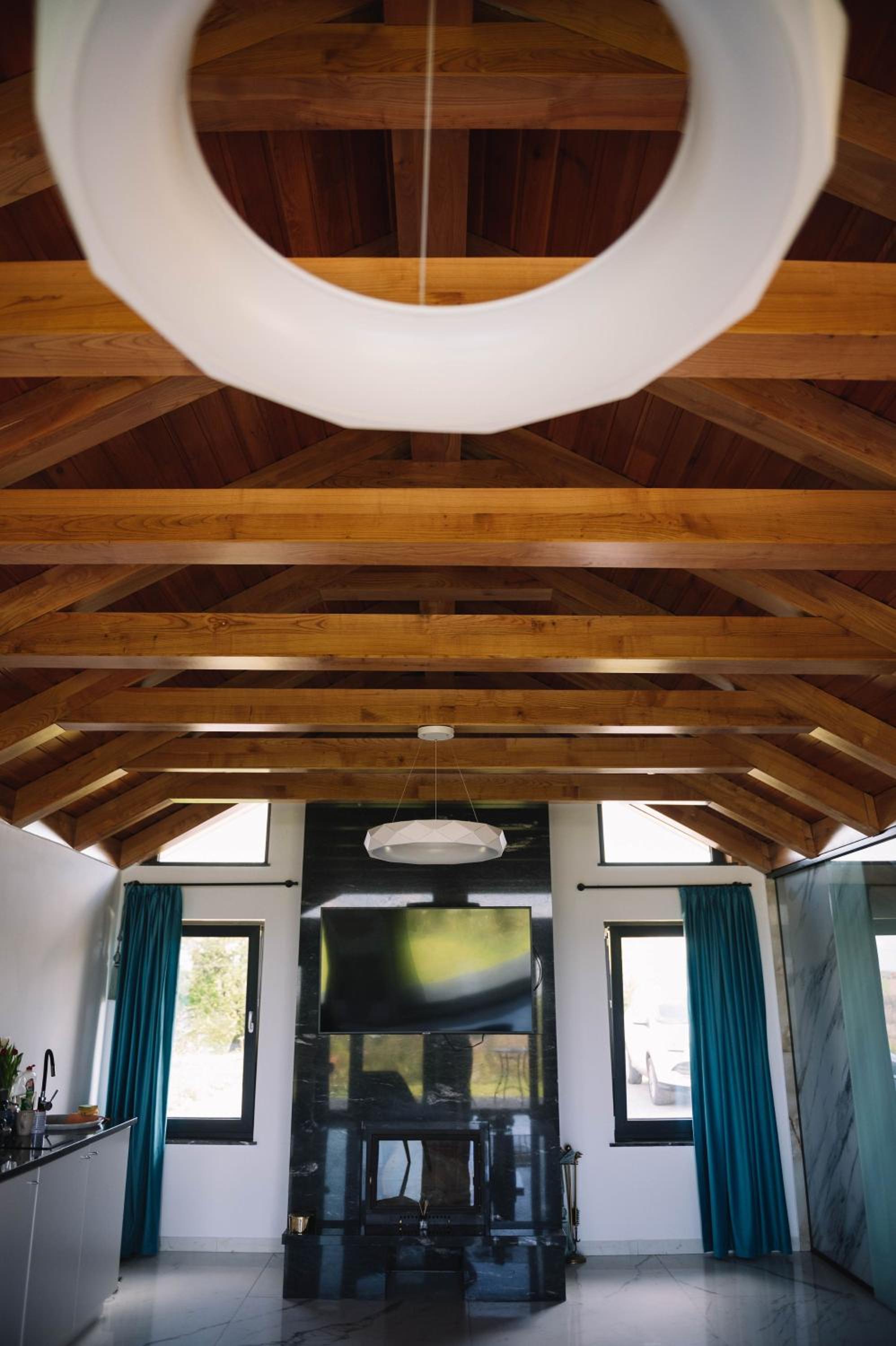 Casa moderna in Sinteu - intersectia intre modern si linistea naturii