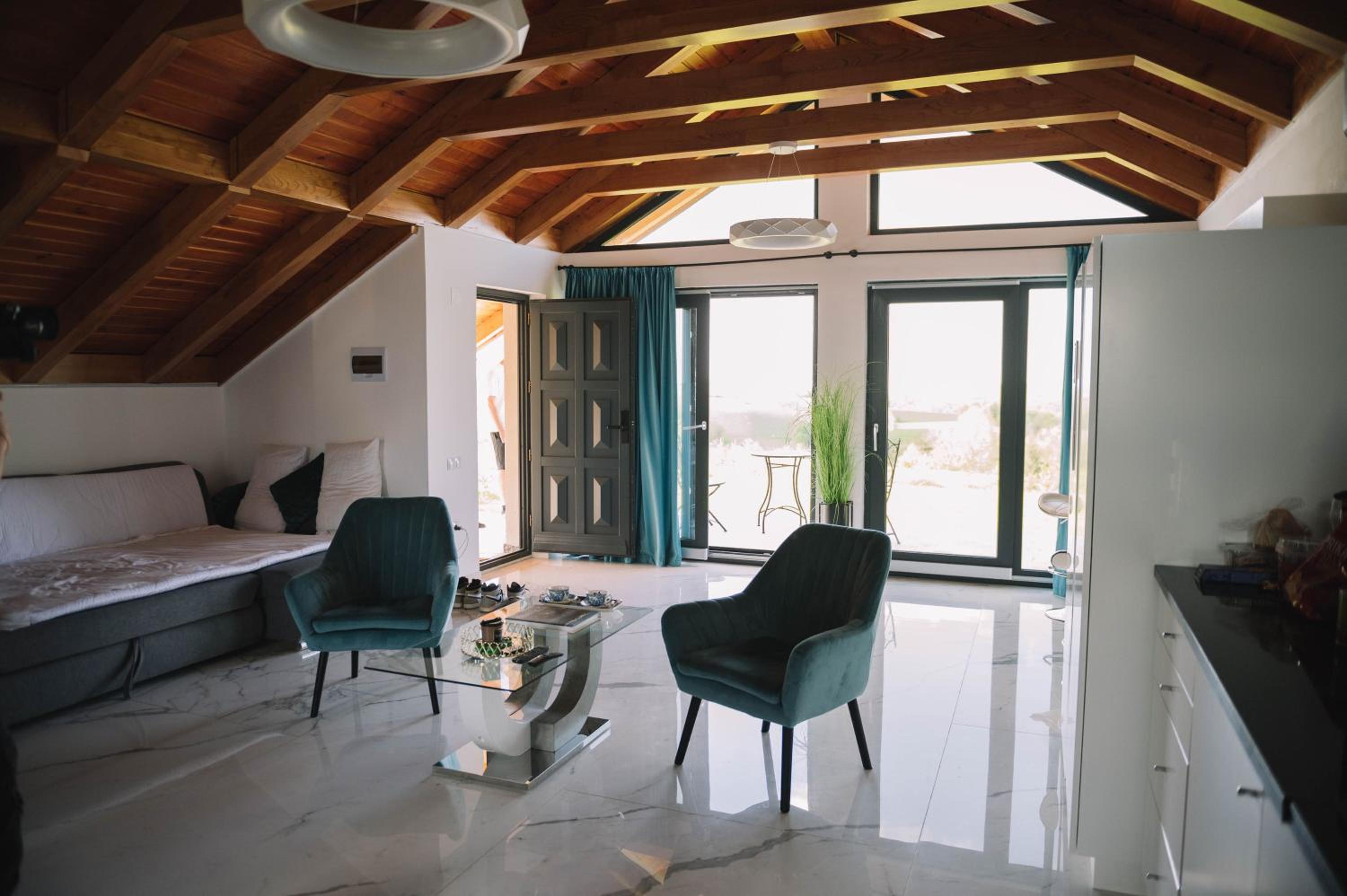 Casa moderna in Sinteu - intersectia intre modern si linistea naturii