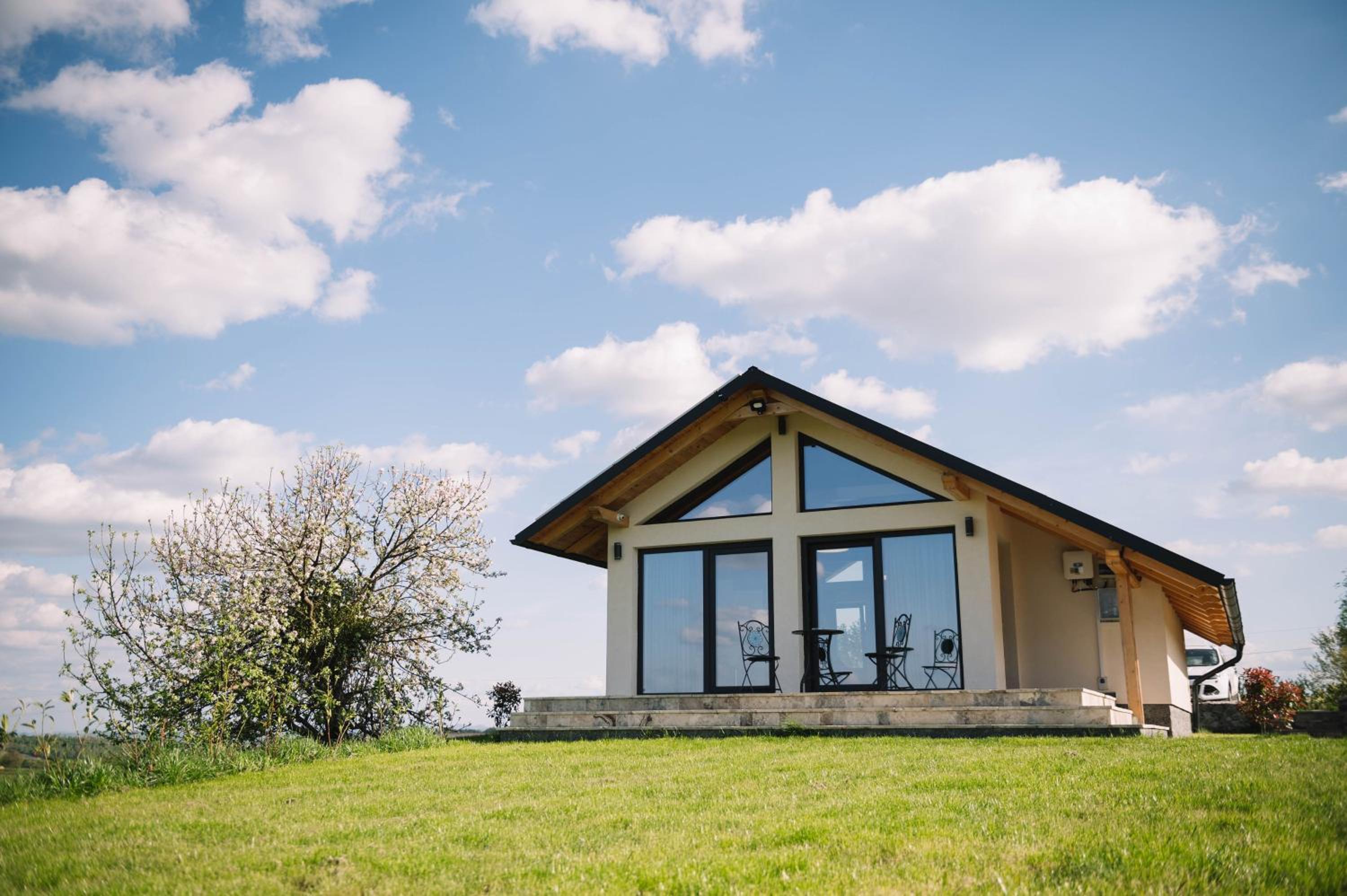 Casa moderna in Sinteu - intersectia intre modern si linistea naturii