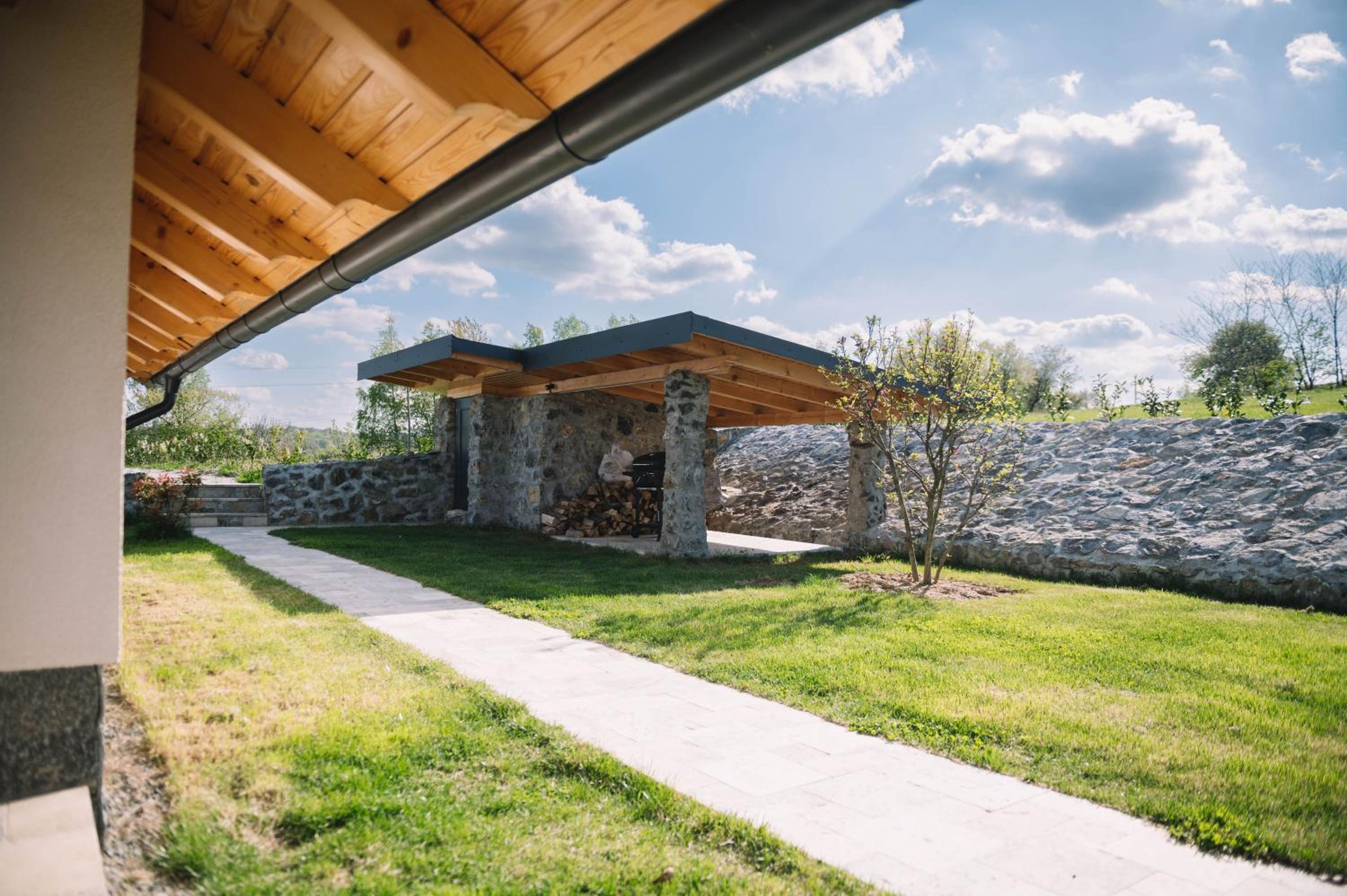 Casa moderna in Sinteu - intersectia intre modern si linistea naturii