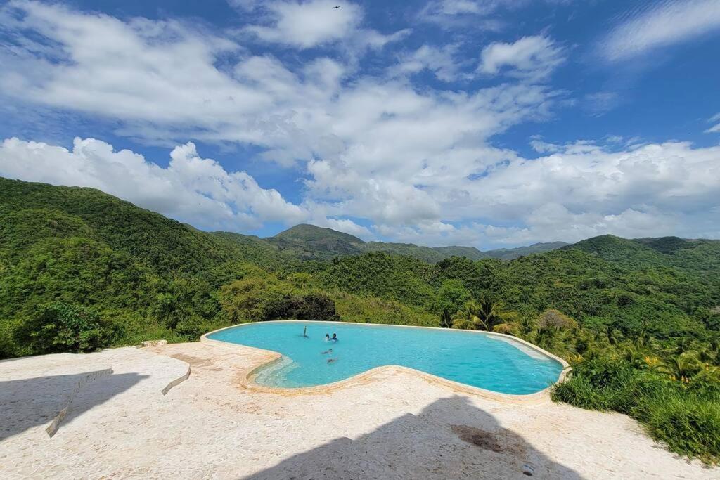 Panoramic Hilltop Villa, infinity pool, near beach