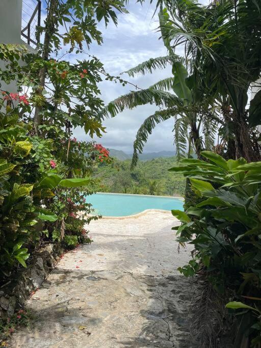 Panoramic Hilltop Villa, infinity pool, near beach