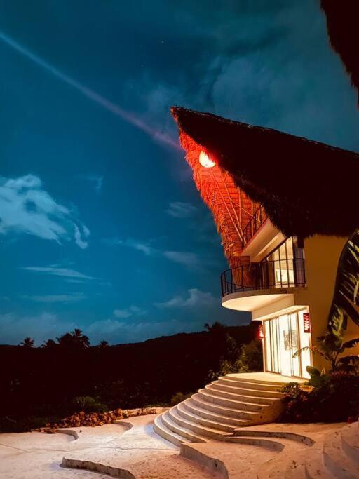 Panoramic Hilltop Villa, infinity pool, near beach