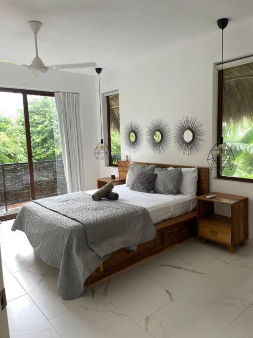 Panoramic Hilltop Villa, infinity pool, near beach