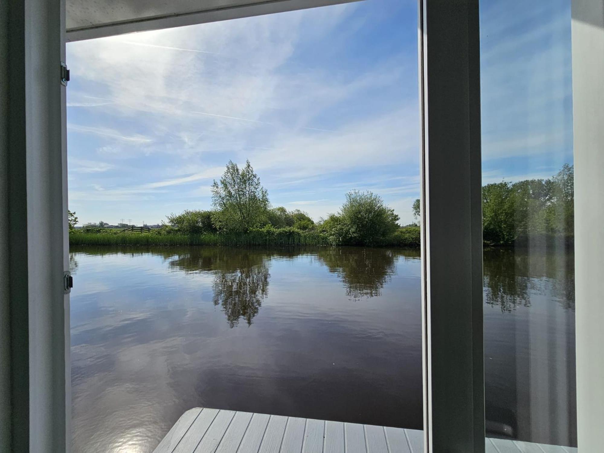 Luxe woonboot in de natuur aan doorgaand vaarwater view 3