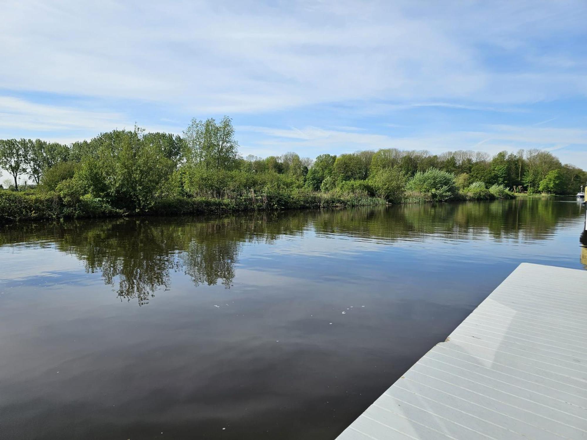 Luxe woonboot in de natuur aan doorgaand vaarwater view 2
