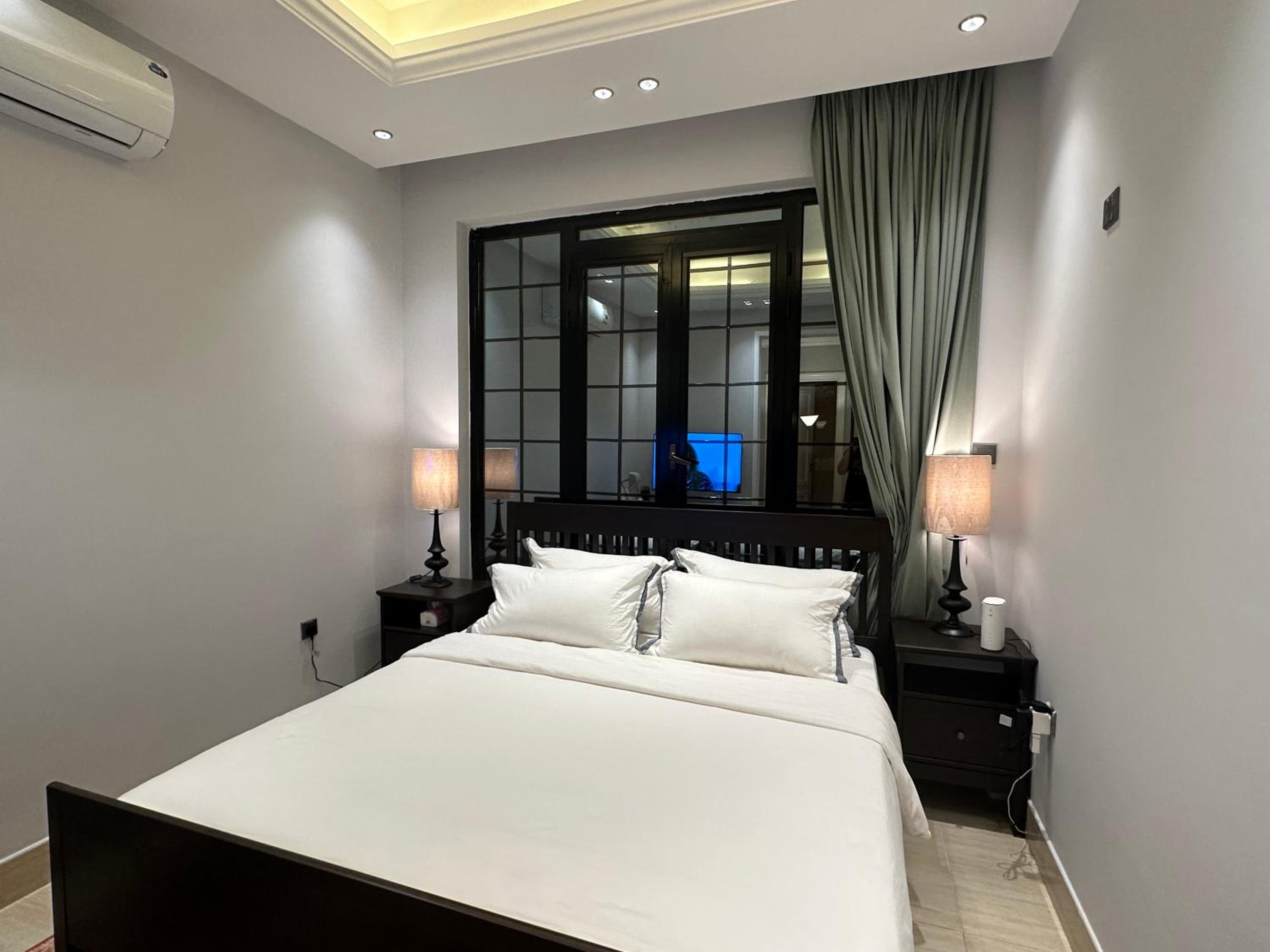 Almajdeah luxury Room walk to Blvd